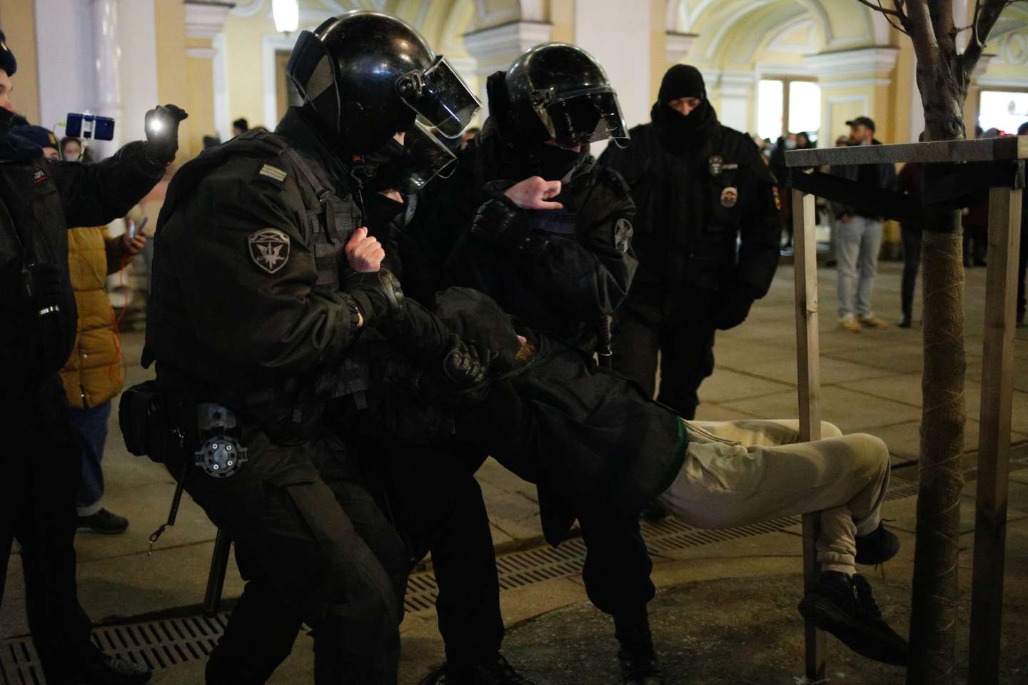 Manifestantes contra a invasão russa da Ucrânia são detidos pela polícia da Rússia, em São Petersburgo