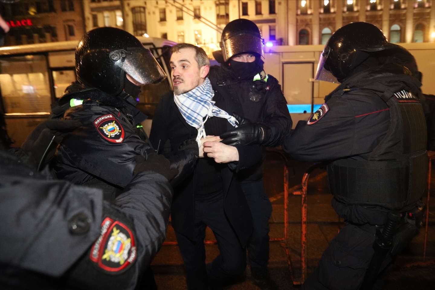 Manifestantes contra a invasão russa da Ucrânia são detidos pela polícia da Rússia, em São Petersburgo