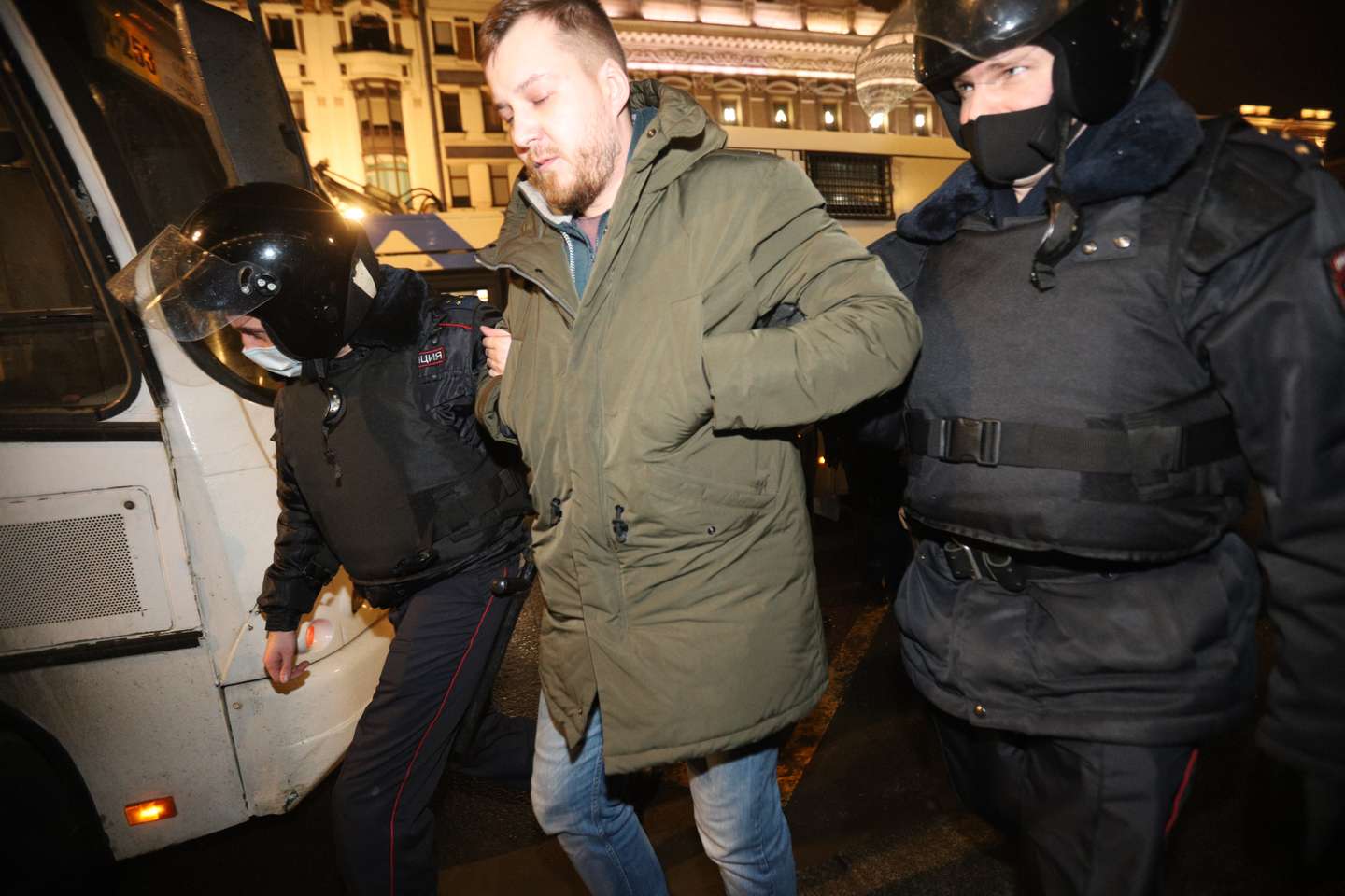 Manifestantes contra a invasão russa da Ucrânia são detidos pela polícia da Rússia, em São Petersburgo