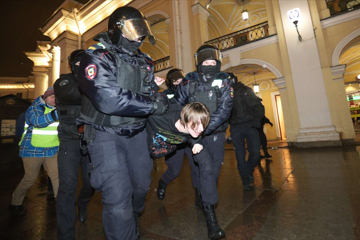 Manifestantes contra a invasão russa da Ucrânia são detidos pela polícia da Rússia, em São Petersburgo
