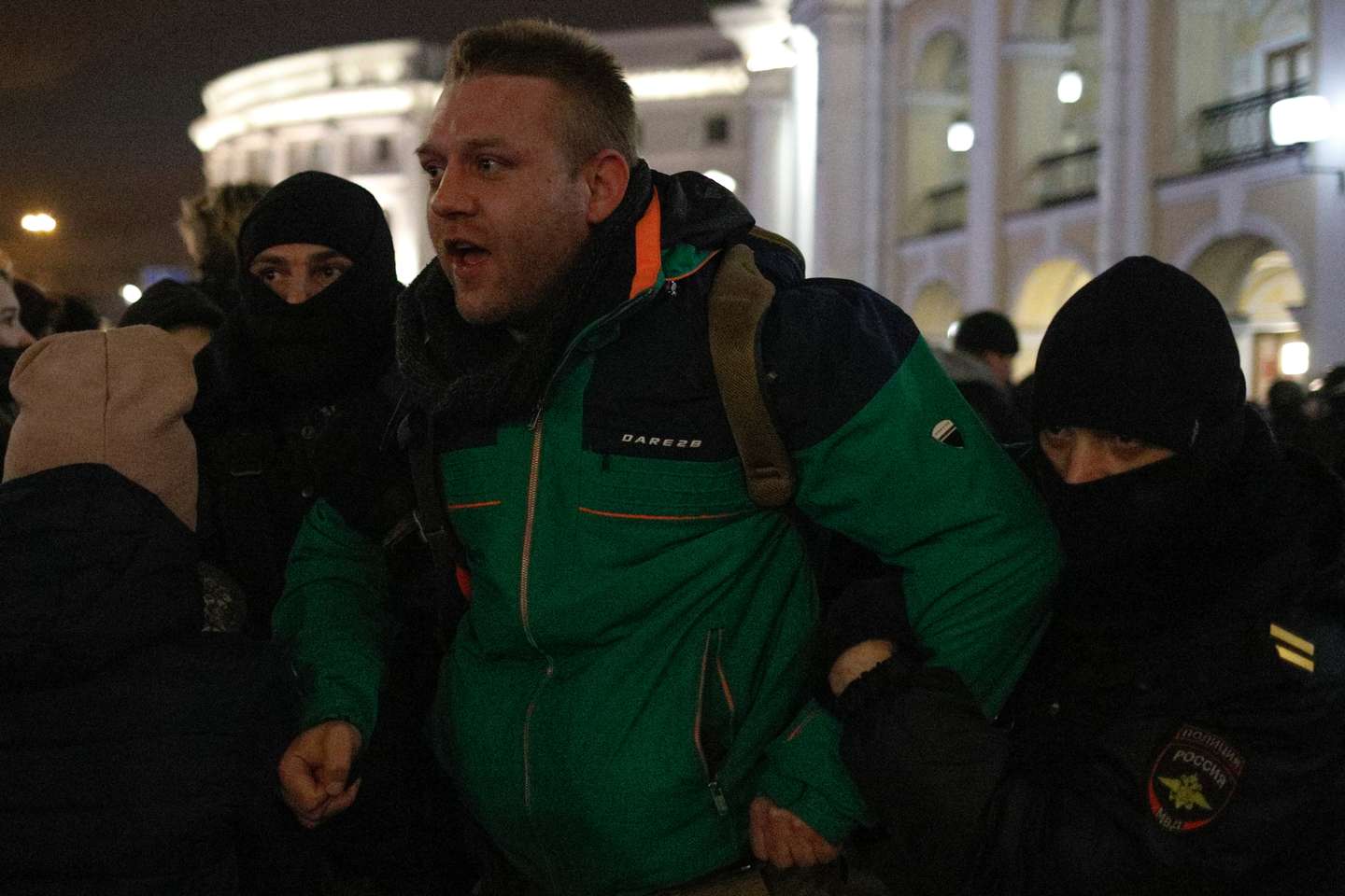 Manifestantes contra a invasão russa da Ucrânia são detidos pela polícia da Rússia, em São Petersburgo
