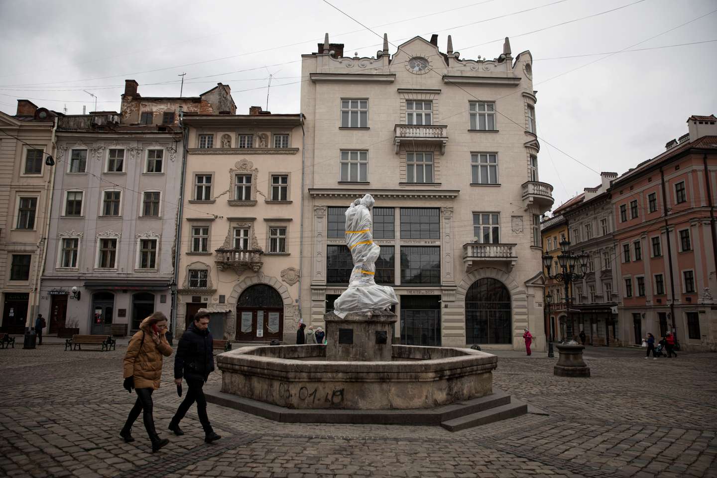 Reportagem sobre as estátuas que a cidade de Lviv está a proteger para eventuais ataques das tropas russas. A Rússia, a mando do seu presidente, Vladimir Putin, invadiu a Ucrânia no passado dia 24 de fevereiro de 2022. Lviv, Ucrânia, 6 de março de 2022. JOÃO PORFÍRIO/OBSERVADOR