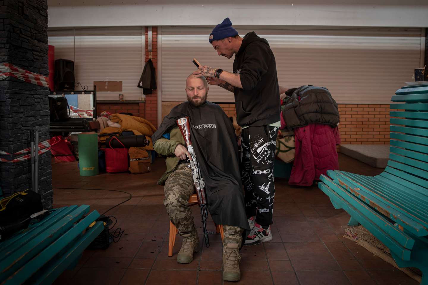 Reportagem no local onde estão a ser armazenados os bens essenciais para as tropas ucranianas como alimentação e vestuário. O local abastece todos os militares que estão a tentar defender a zona de Kiev. A Rússia, a mando do seu presidente, Vladimir Putin, invadiu a Ucrânia no passado dia 24 de fevereiro de 2022. Kiev, Ucrânia, 15 de março de 2022. JOÃO PORFÍRIO/OBSERVADOR
