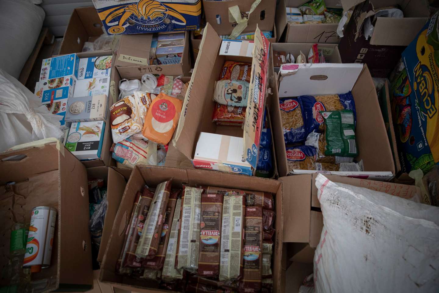 Reportagem no local onde estão a ser armazenados os bens essenciais para as tropas ucranianas como alimentação e vestuário. O local abastece todos os militares que estão a tentar defender a zona de Kiev. A Rússia, a mando do seu presidente, Vladimir Putin, invadiu a Ucrânia no passado dia 24 de fevereiro de 2022. Kiev, Ucrânia, 15 de março de 2022. JOÃO PORFÍRIO/OBSERVADOR