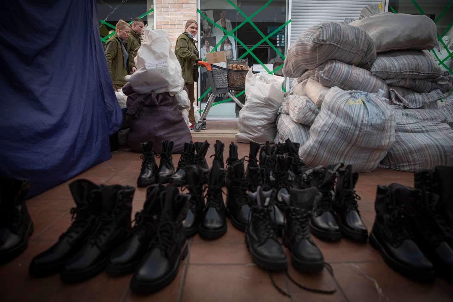 Reportagem no local onde estão a ser armazenados os bens essenciais para as tropas ucranianas como alimentação e vestuário. O local abastece todos os militares que estão a tentar defender a zona de Kiev. A Rússia, a mando do seu presidente, Vladimir Putin, invadiu a Ucrânia no passado dia 24 de fevereiro de 2022. Kiev, Ucrânia, 15 de março de 2022. JOÃO PORFÍRIO/OBSERVADOR