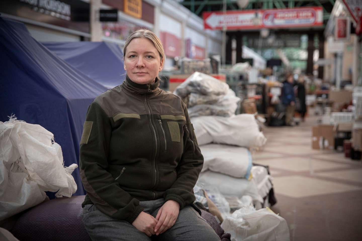 Reportagem no local onde estão a ser armazenados os bens essenciais para as tropas ucranianas como alimentação e vestuário. O local abastece todos os militares que estão a tentar defender a zona de Kiev. A Rússia, a mando do seu presidente, Vladimir Putin, invadiu a Ucrânia no passado dia 24 de fevereiro de 2022. Kiev, Ucrânia, 15 de março de 2022. JOÃO PORFÍRIO/OBSERVADOR