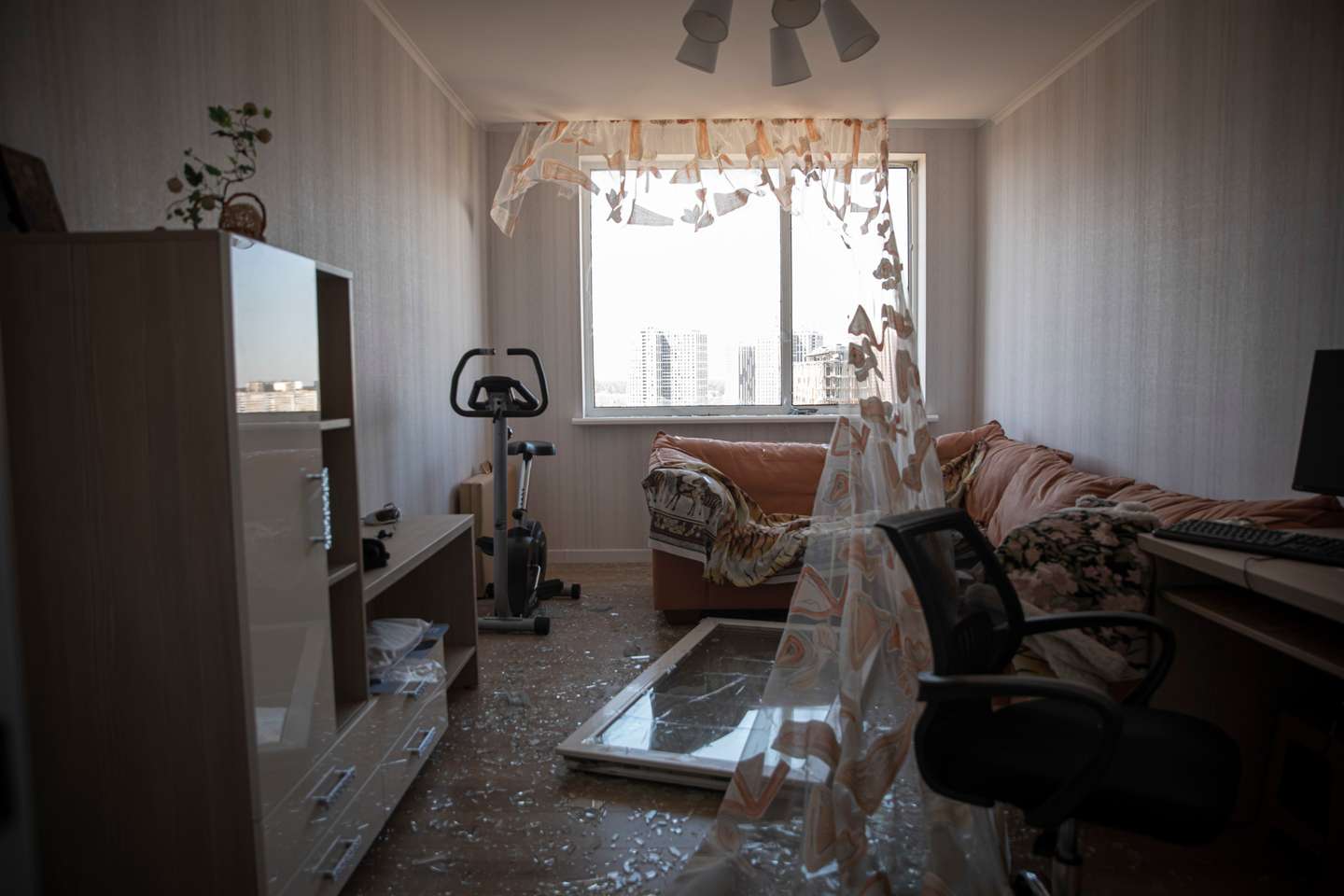 Reportagem num centro comercial que foi bombardeado a poucos quilómetros do centro da cidade que é capital da Ucrânia. Estão confirmados oito mortos. A Rússia, a mando do seu presidente, Vladimir Putin, invadiu a Ucrânia no passado dia 24 de fevereiro de 2022. Kiev, Kyiv, Ucrânia, 21 de março de 2022. JOÃO PORFÍRIO/OBSERVADOR