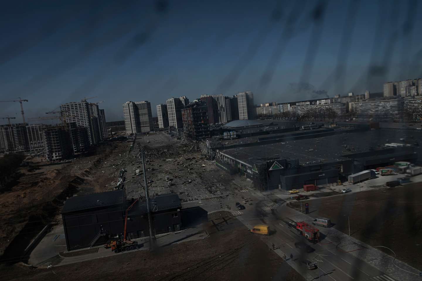 Reportagem num centro comercial que foi bombardeado a poucos quilómetros do centro da cidade que é capital da Ucrânia. Estão confirmados oito mortos. A Rússia, a mando do seu presidente, Vladimir Putin, invadiu a Ucrânia no passado dia 24 de fevereiro de 2022. Kiev, Kyiv, Ucrânia, 21 de março de 2022. JOÃO PORFÍRIO/OBSERVADOR