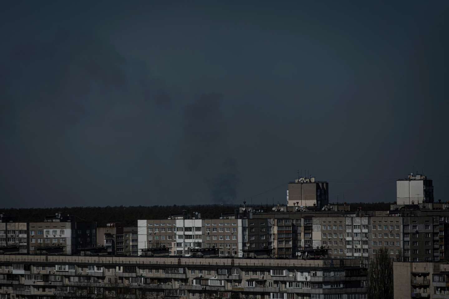 Reportagem num centro comercial que foi bombardeado a poucos quilómetros do centro da cidade que é capital da Ucrânia. Estão confirmados oito mortos. A Rússia, a mando do seu presidente, Vladimir Putin, invadiu a Ucrânia no passado dia 24 de fevereiro de 2022. Kiev, Kyiv, Ucrânia, 21 de março de 2022. JOÃO PORFÍRIO/OBSERVADOR