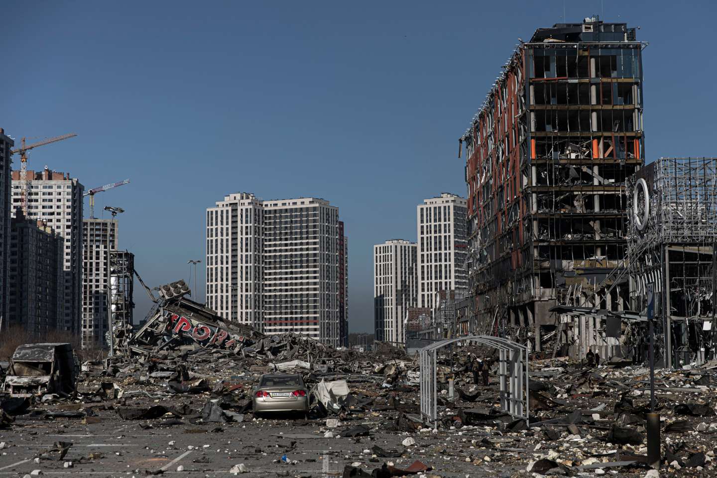 Reportagem num centro comercial que foi bombardeado a poucos quilómetros do centro da cidade que é capital da Ucrânia. Estão confirmados oito mortos. A Rússia, a mando do seu presidente, Vladimir Putin, invadiu a Ucrânia no passado dia 24 de fevereiro de 2022. Kiev, Kyiv, Ucrânia, 21 de março de 2022. JOÃO PORFÍRIO/OBSERVADOR