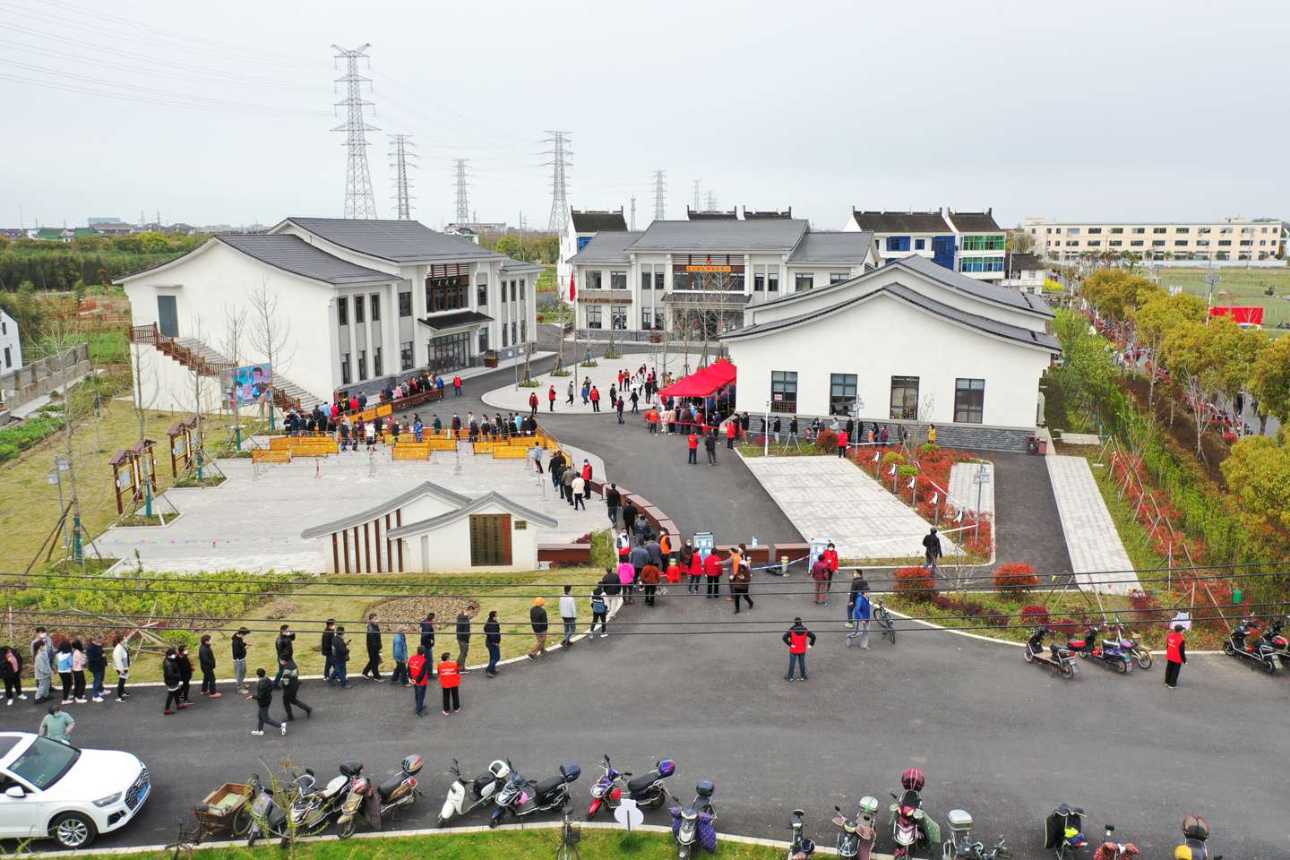 População está a ser testada. Nesta imagem, a fila é no distrito de Jinshan