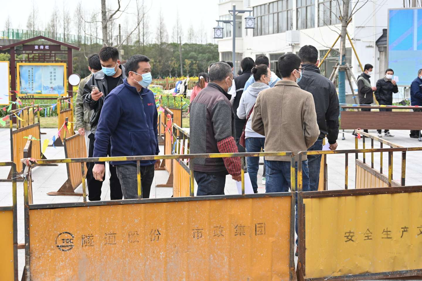 População está a ser testada. Nesta imagem, a fila é no distrito de Jinshan