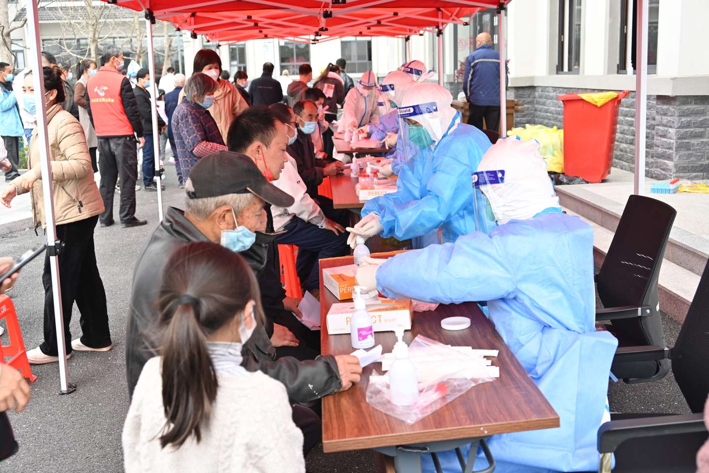 População está a ser testada. Nesta imagem, a fila é no distrito de Jinshan