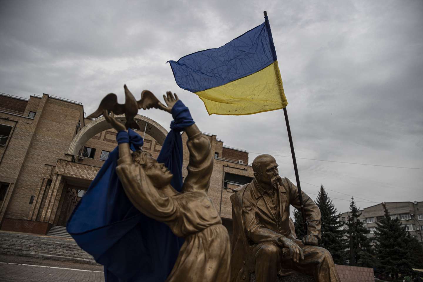 Ukrainian army takes control of town in southeast