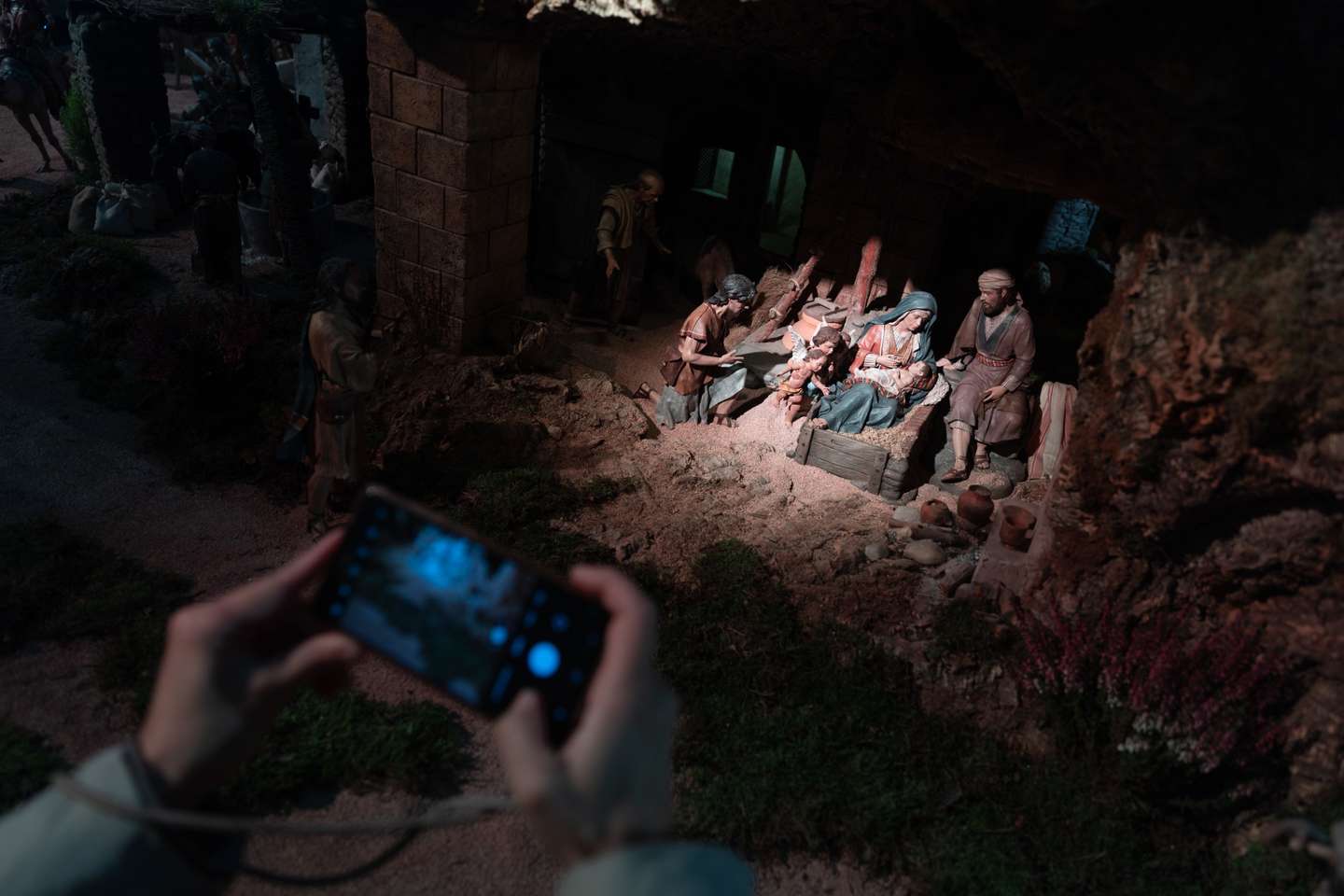 Almeida Inaugurates The Cibeles Palace Nativity Scene