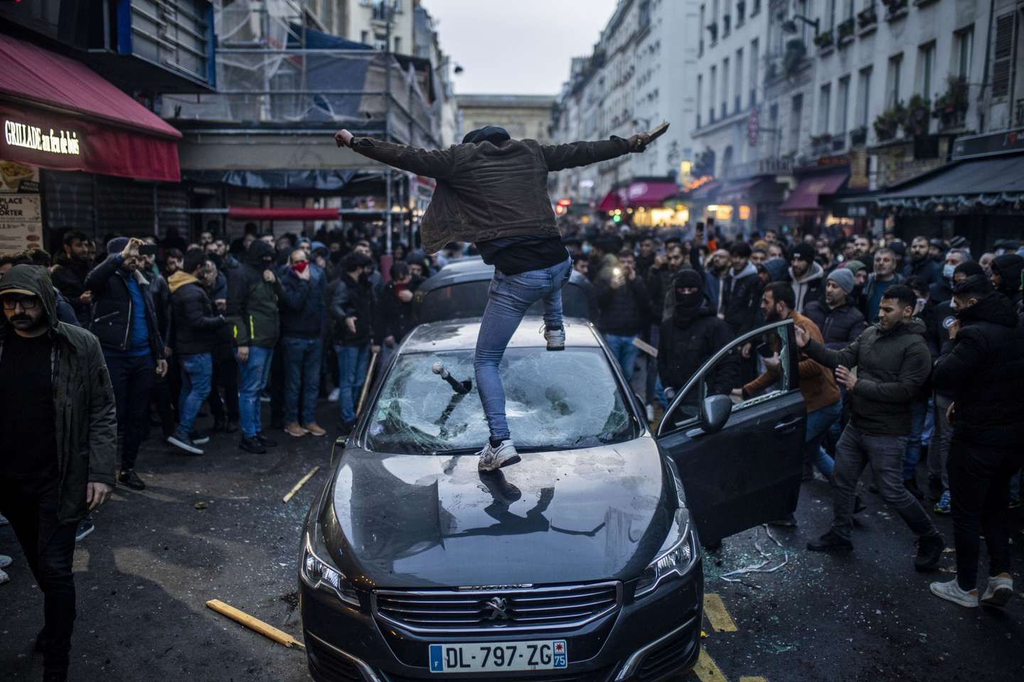 Violent clashes in Paris with supporters of PKK
