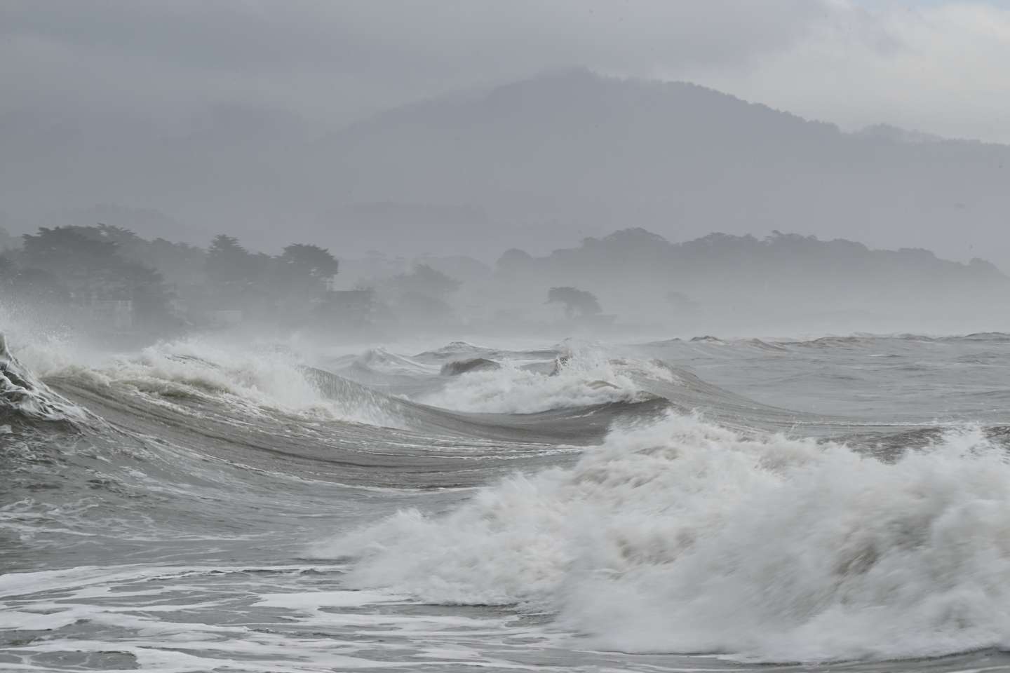 As praias permanecem encerradas