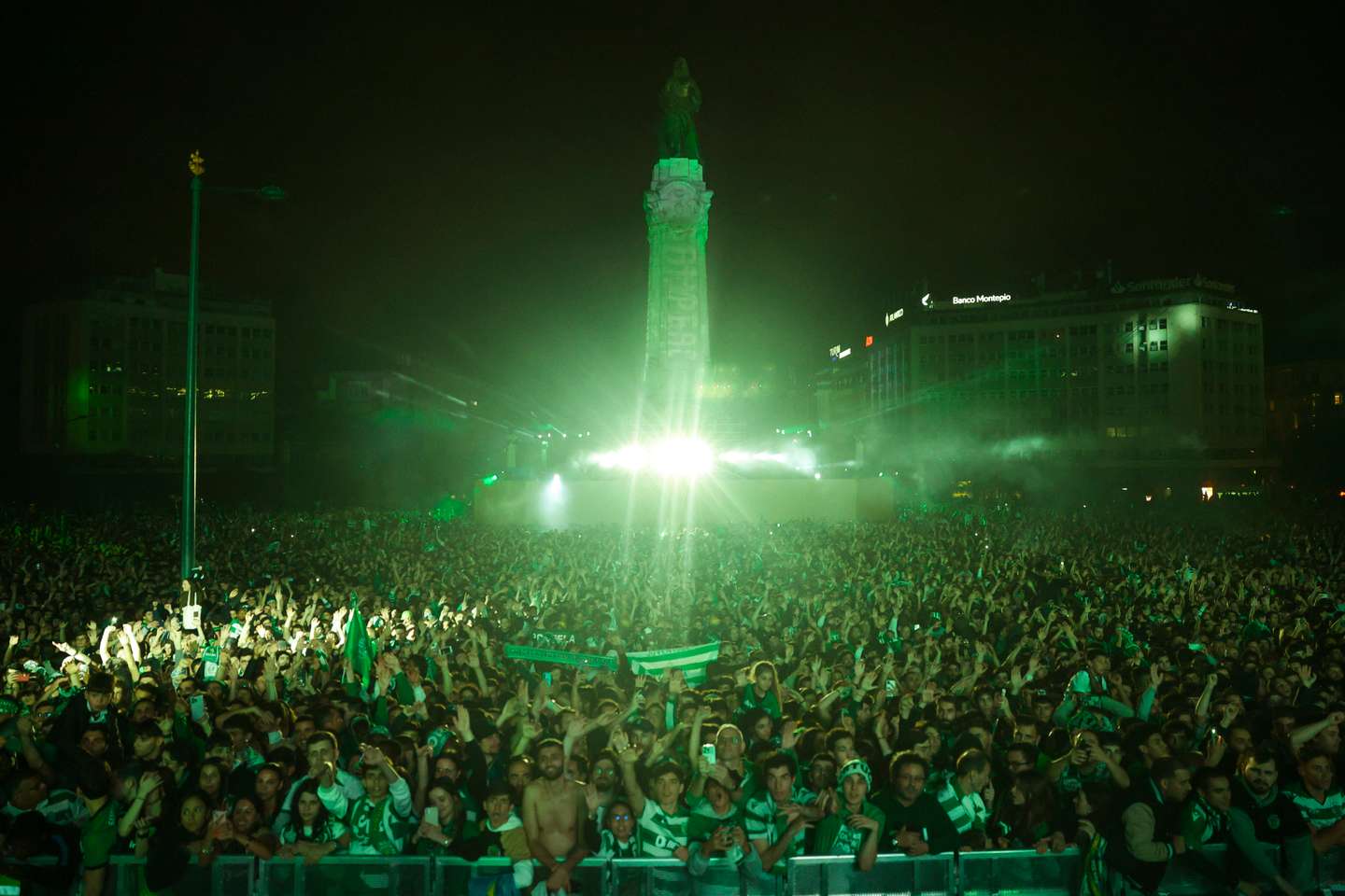 O Sporting Clube de Portugal sagra-se campeão nacional de futebol na época 2023/2024. Os adeptos acompanharam o autocarro da equipa desde o Estádio de Alvalade até à praça do Marquês de Pombal.
