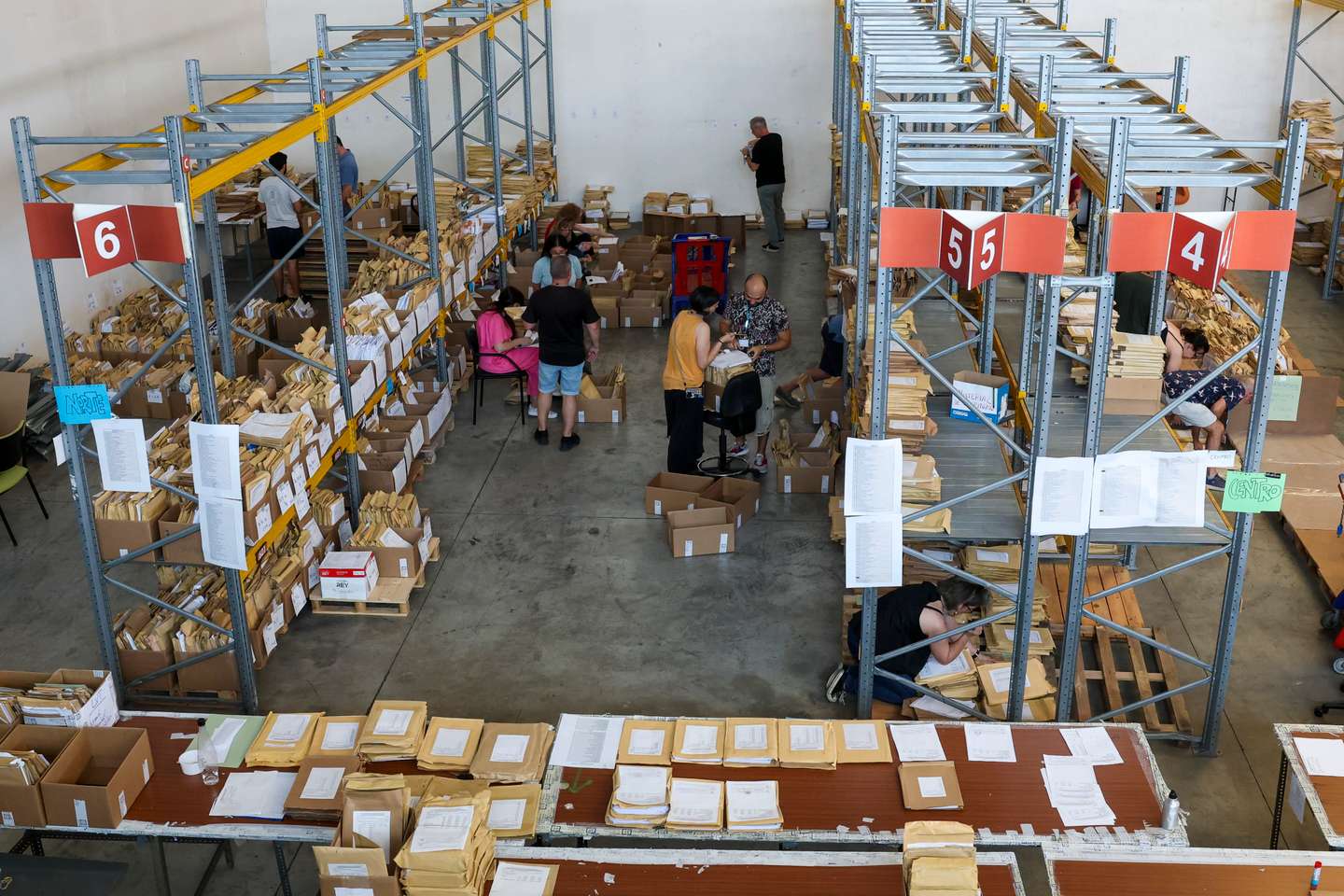 Ministro da Educação visita local de armazenagem de exames
