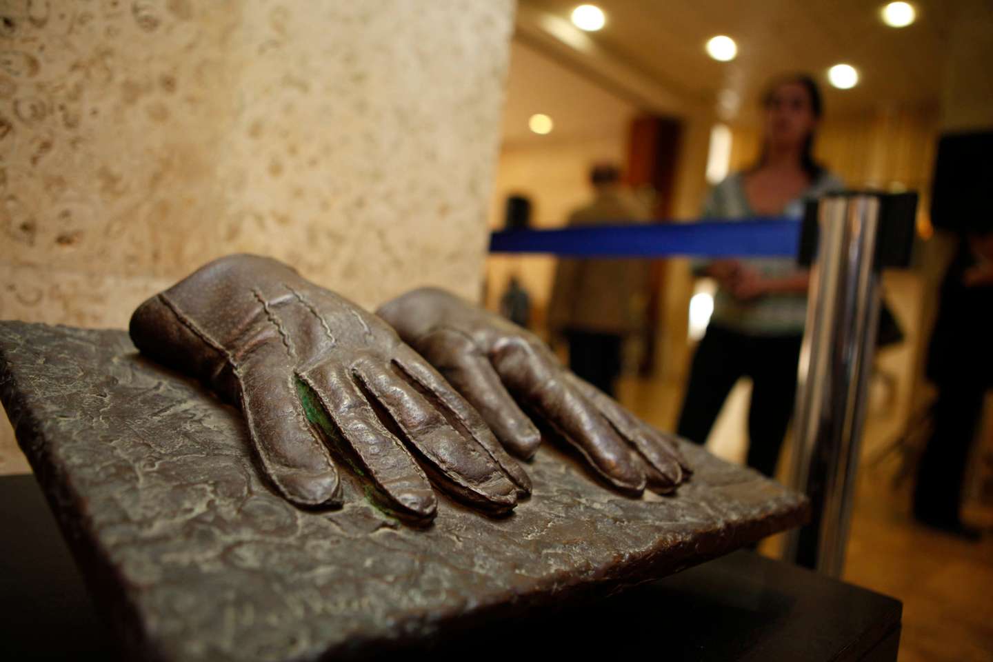 Réplica das luvas usadas na captura