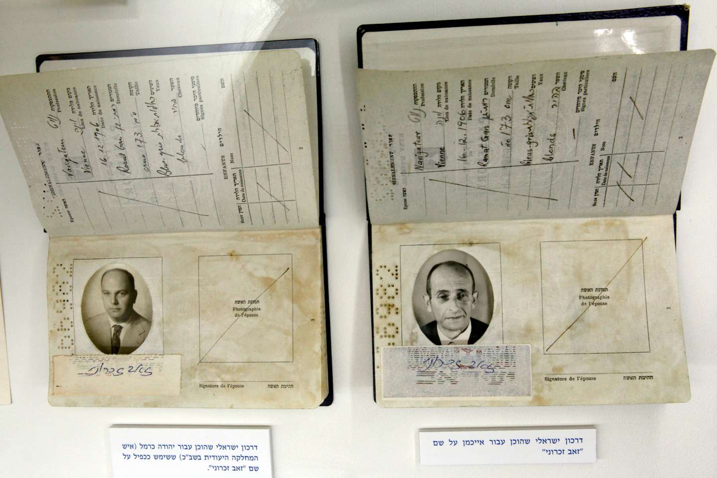 Passaportes falsos: um utilizado por um agente do Mossad israelita (à esquerda) e outro fabricado para fazer sair Adolf Eichmann (à direita) da Argentina