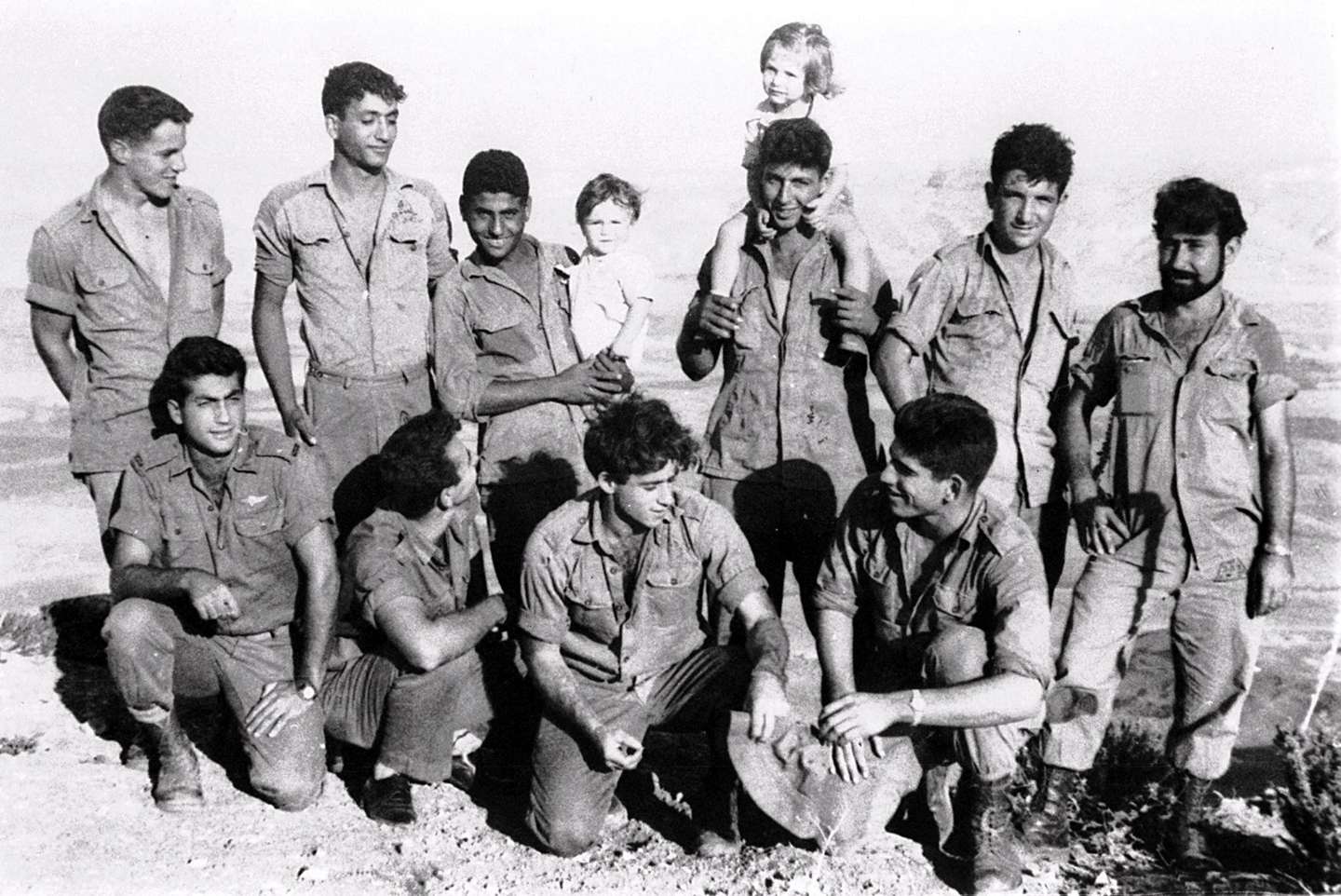 Barak em jovem com a sua unidade das tropas especiais