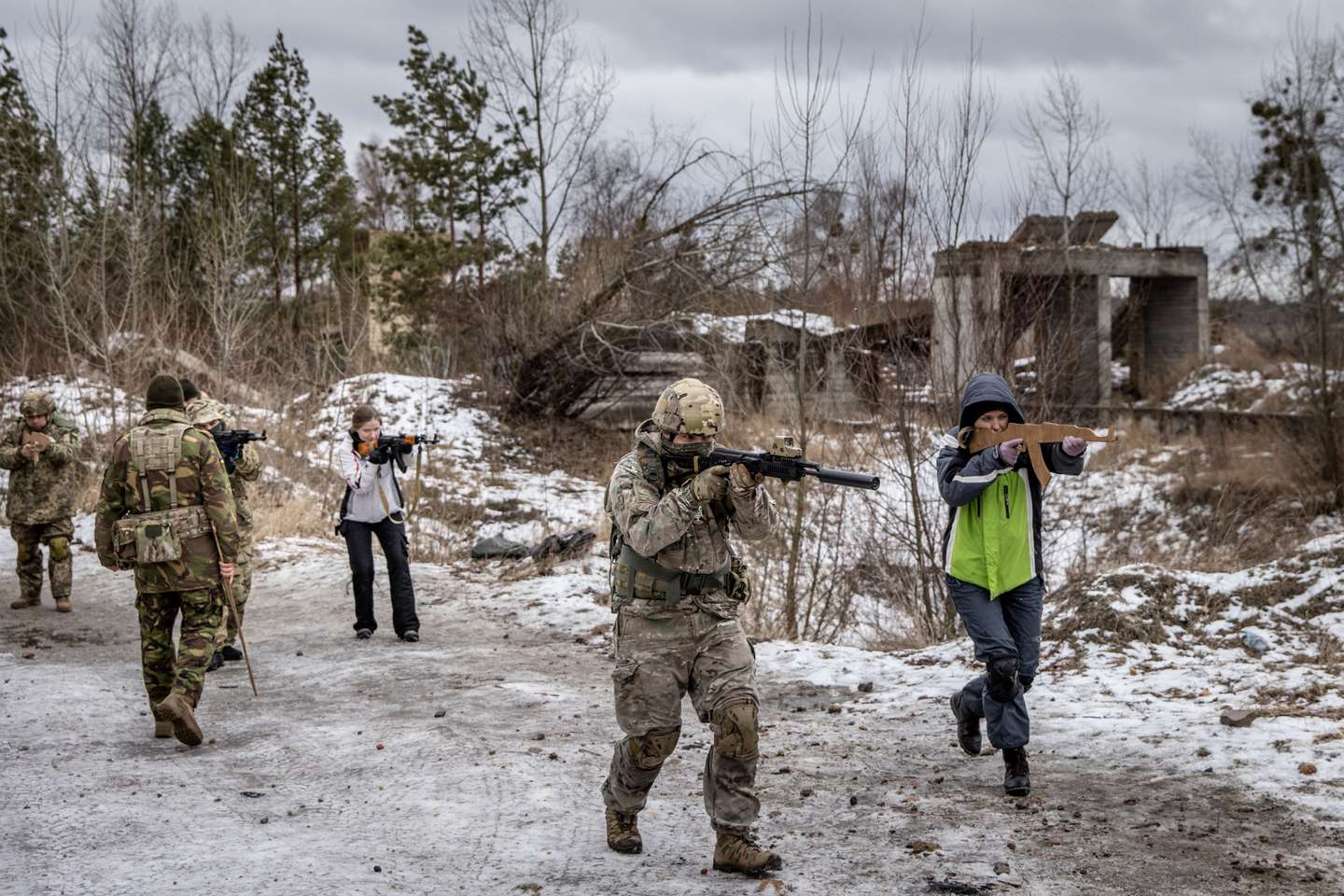 Civis ucranianos realizam treinos militares voluntários nos arredores de Kiev, na preparação de um corpo paramilitar que irá apoiar o exército ucraniano em caso de invasão por parte da Rússia