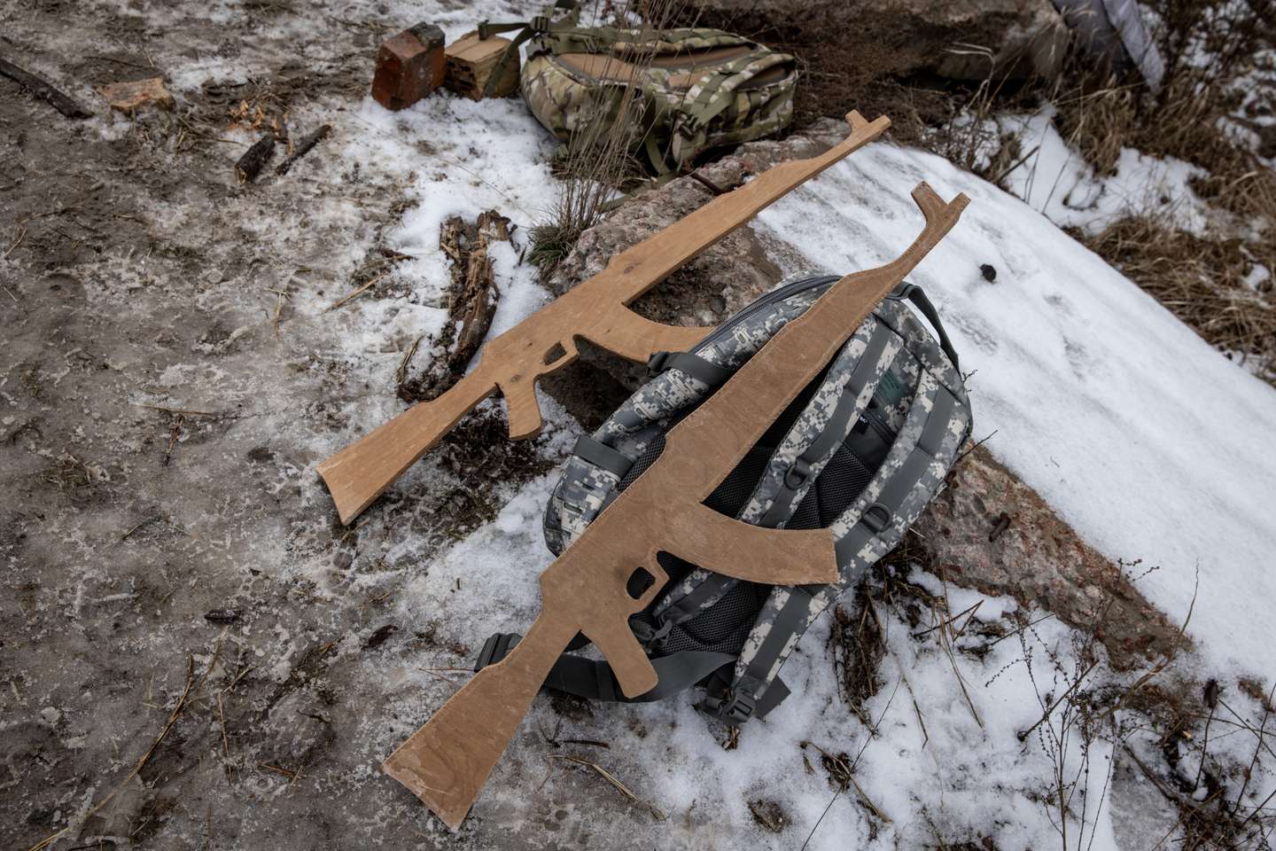 Civis ucranianos realizam treinos militares voluntários nos arredores de Kiev, na preparação de um corpo paramilitar que irá apoiar o exército ucraniano em caso de invasão por parte da Rússia