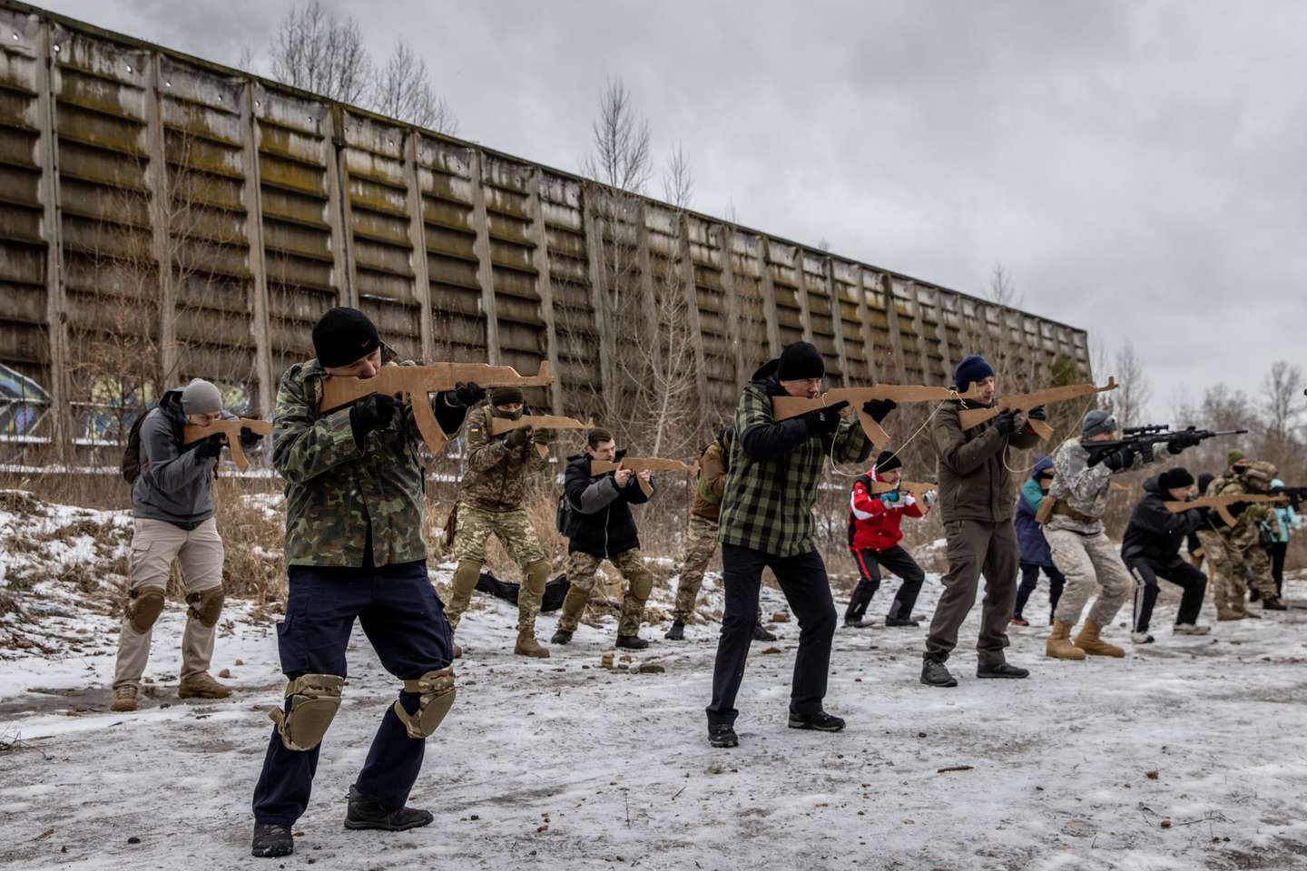Civis ucranianos realizam treinos militares voluntários nos arredores de Kiev, na preparação de um corpo paramilitar que irá apoiar o exército ucraniano em caso de invasão por parte da Rússia