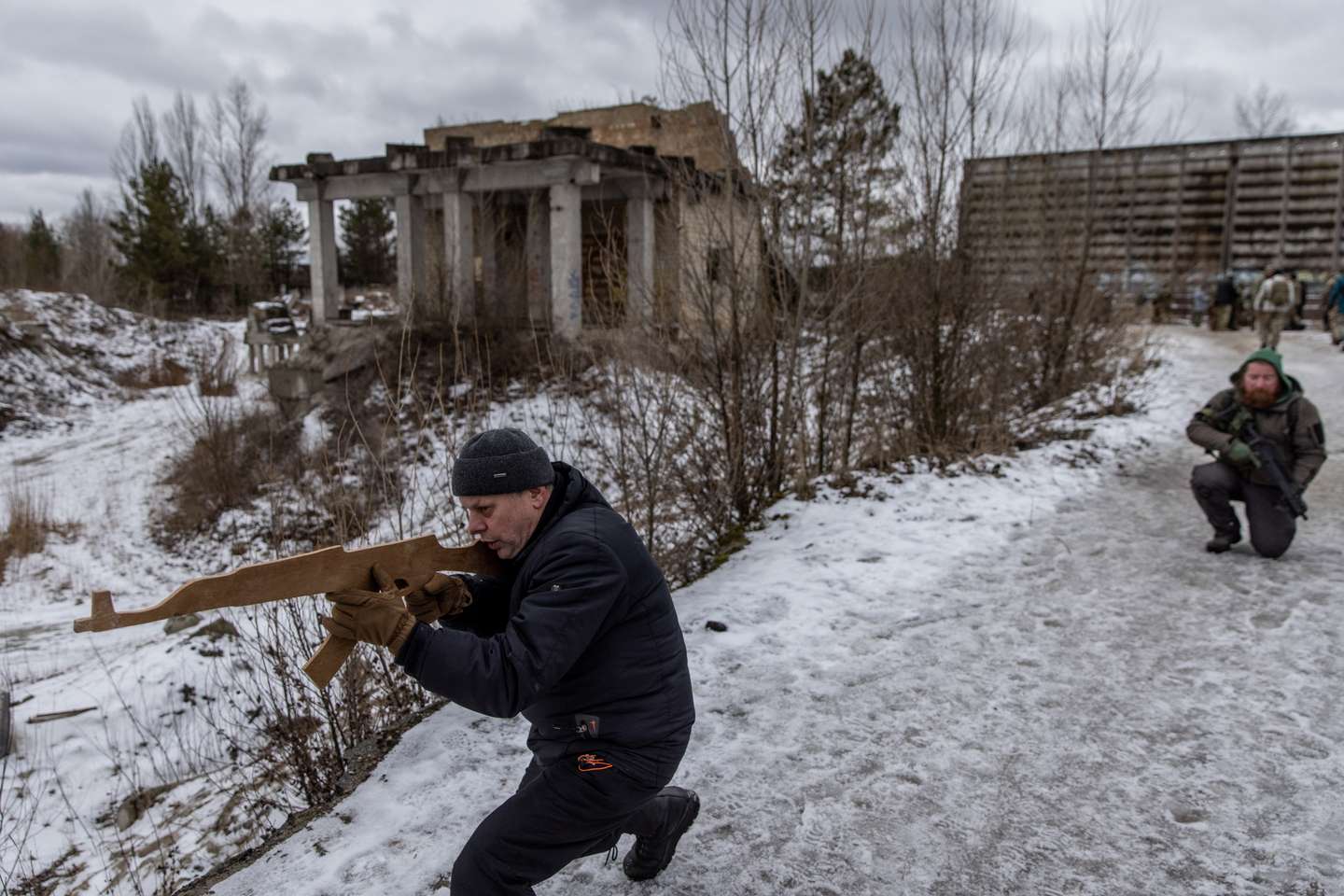 Civis ucranianos realizam treinos militares voluntários nos arredores de Kiev, na preparação de um corpo paramilitar que irá apoiar o exército ucraniano em caso de invasão por parte da Rússia