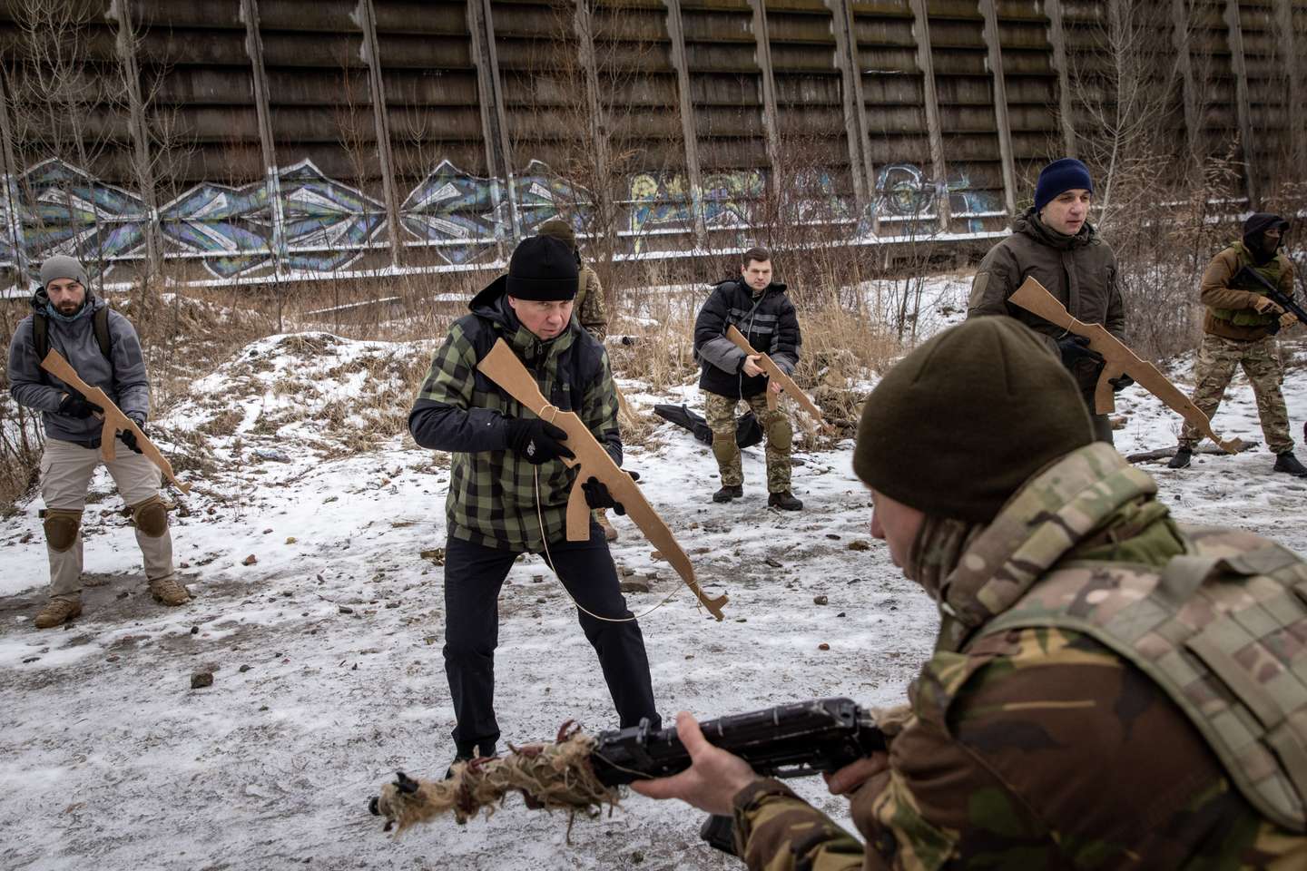 Civis ucranianos realizam treinos militares voluntários nos arredores de Kiev, na preparação de um corpo paramilitar que irá apoiar o exército ucraniano em caso de invasão por parte da Rússia