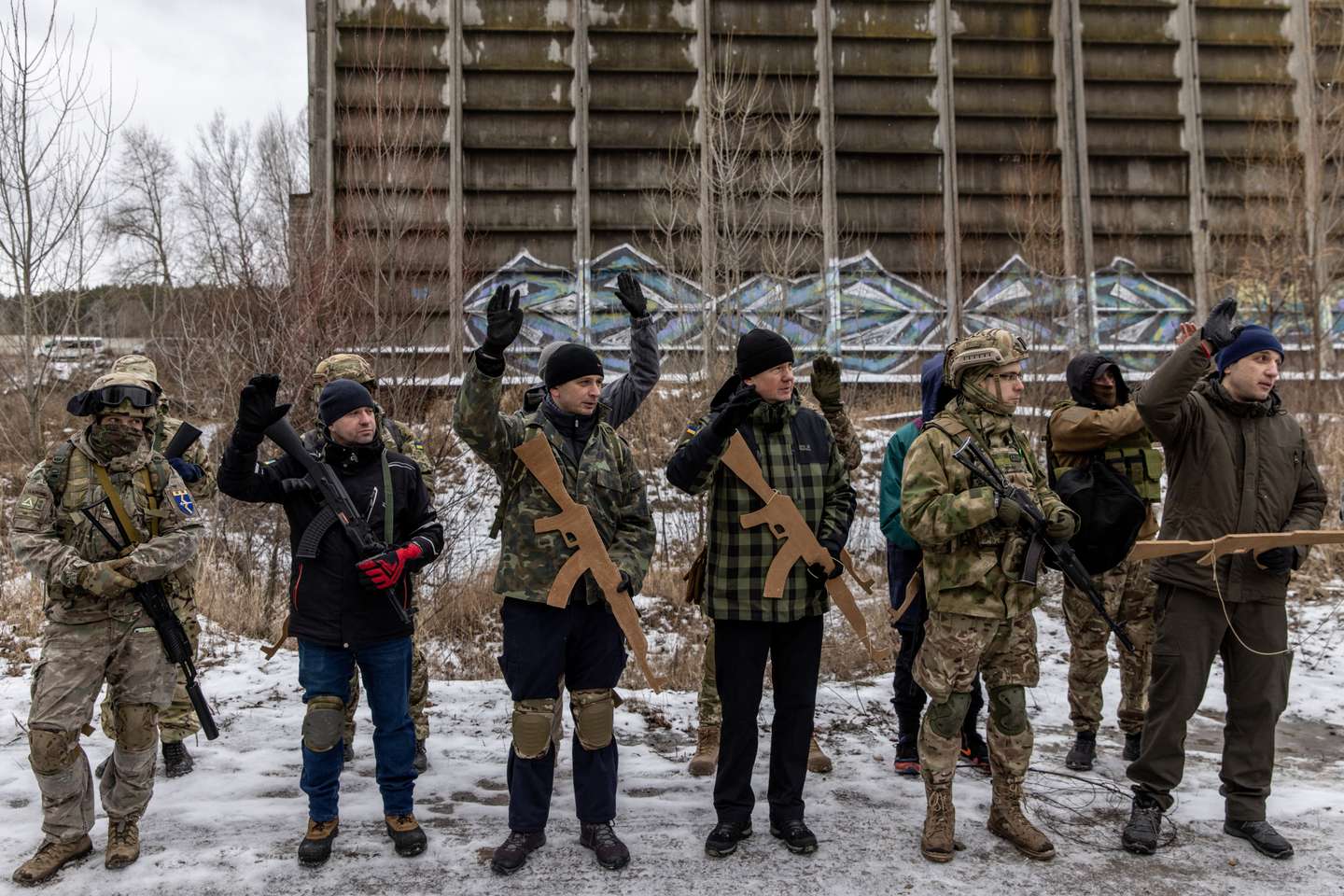 Civis ucranianos realizam treinos militares voluntários nos arredores de Kiev, na preparação de um corpo paramilitar que irá apoiar o exército ucraniano em caso de invasão por parte da Rússia