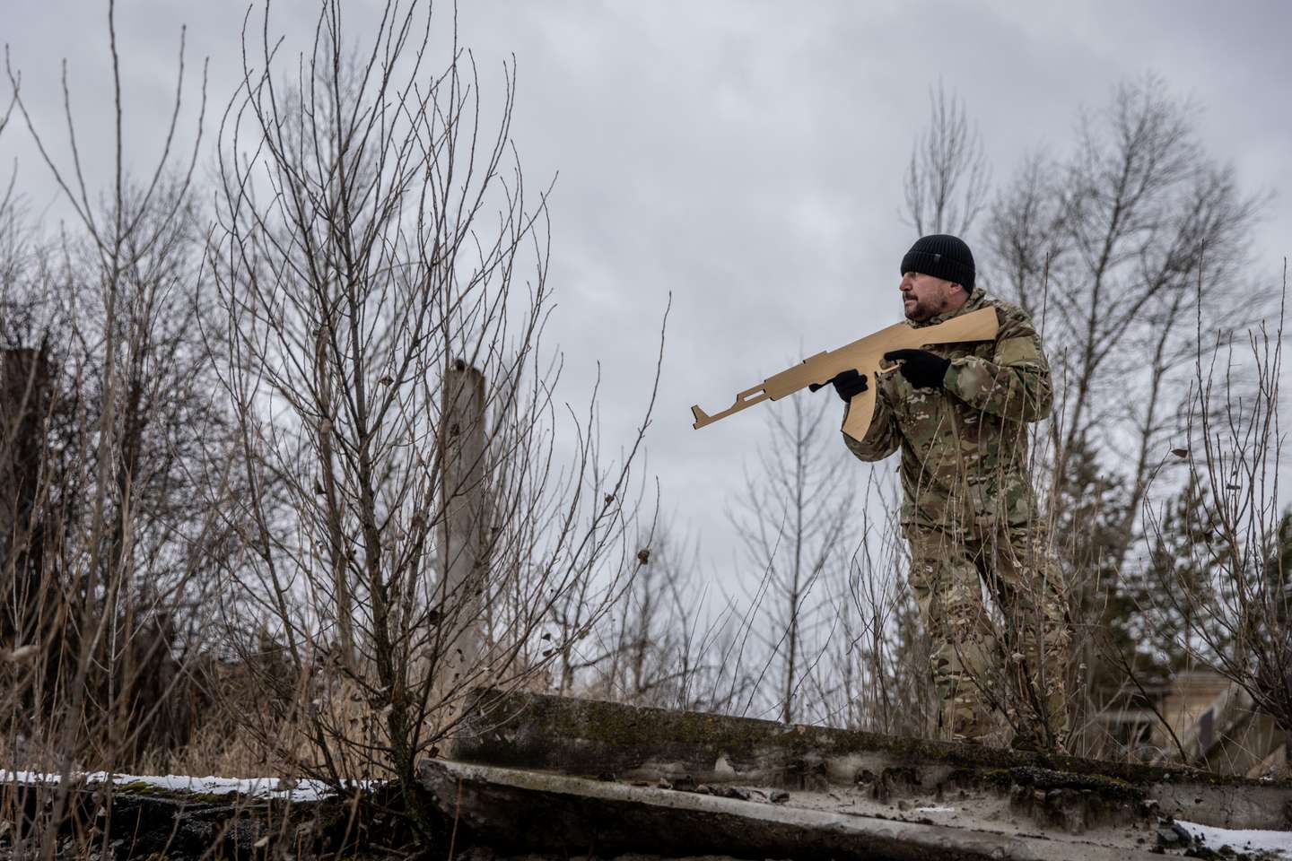 Civis ucranianos realizam treinos militares voluntários nos arredores de Kiev, na preparação de um corpo paramilitar que irá apoiar o exército ucraniano em caso de invasão por parte da Rússia