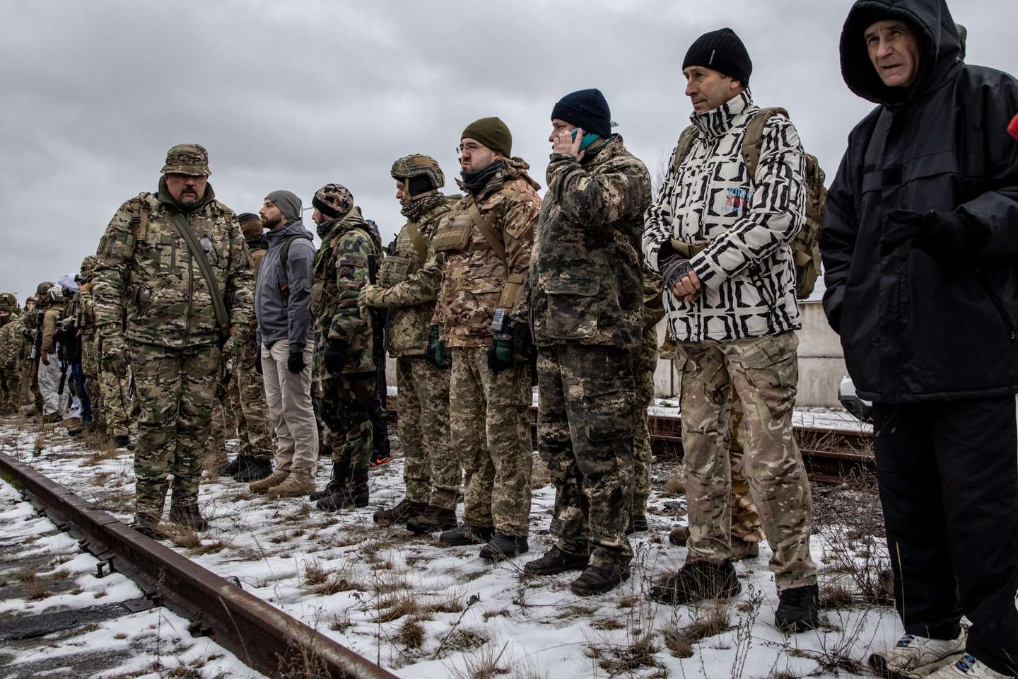 Civis ucranianos realizam treinos militares voluntários nos arredores de Kiev, na preparação de um corpo paramilitar que irá apoiar o exército ucraniano em caso de invasão por parte da Rússia