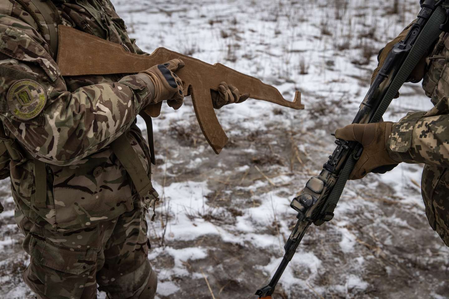 Civis ucranianos realizam treinos militares voluntários nos arredores de Kiev, na preparação de um corpo paramilitar que irá apoiar o exército ucraniano em caso de invasão por parte da Rússia