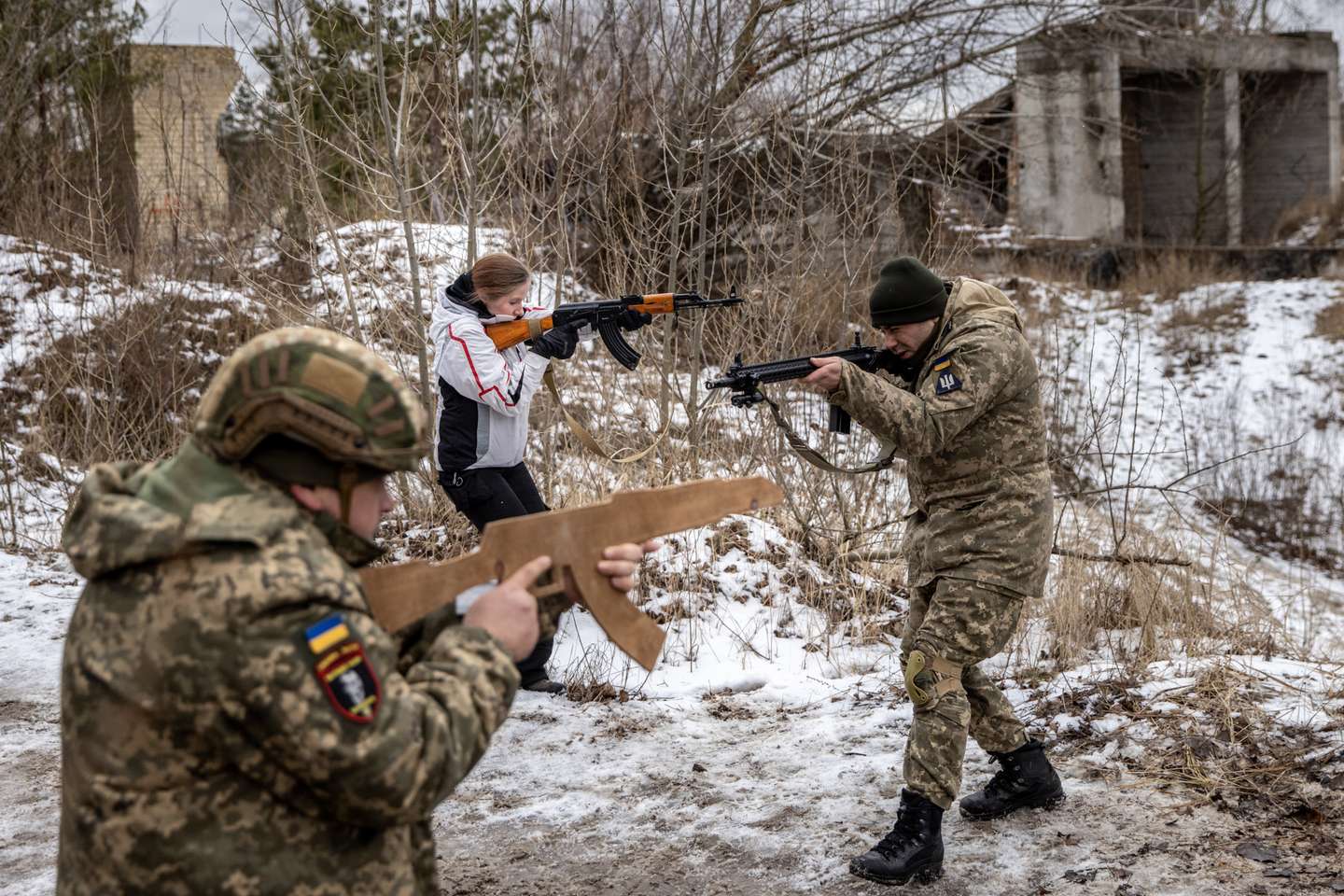 Civis ucranianos realizam treinos militares voluntários nos arredores de Kiev, na preparação de um corpo paramilitar que irá apoiar o exército ucraniano em caso de invasão por parte da Rússia
