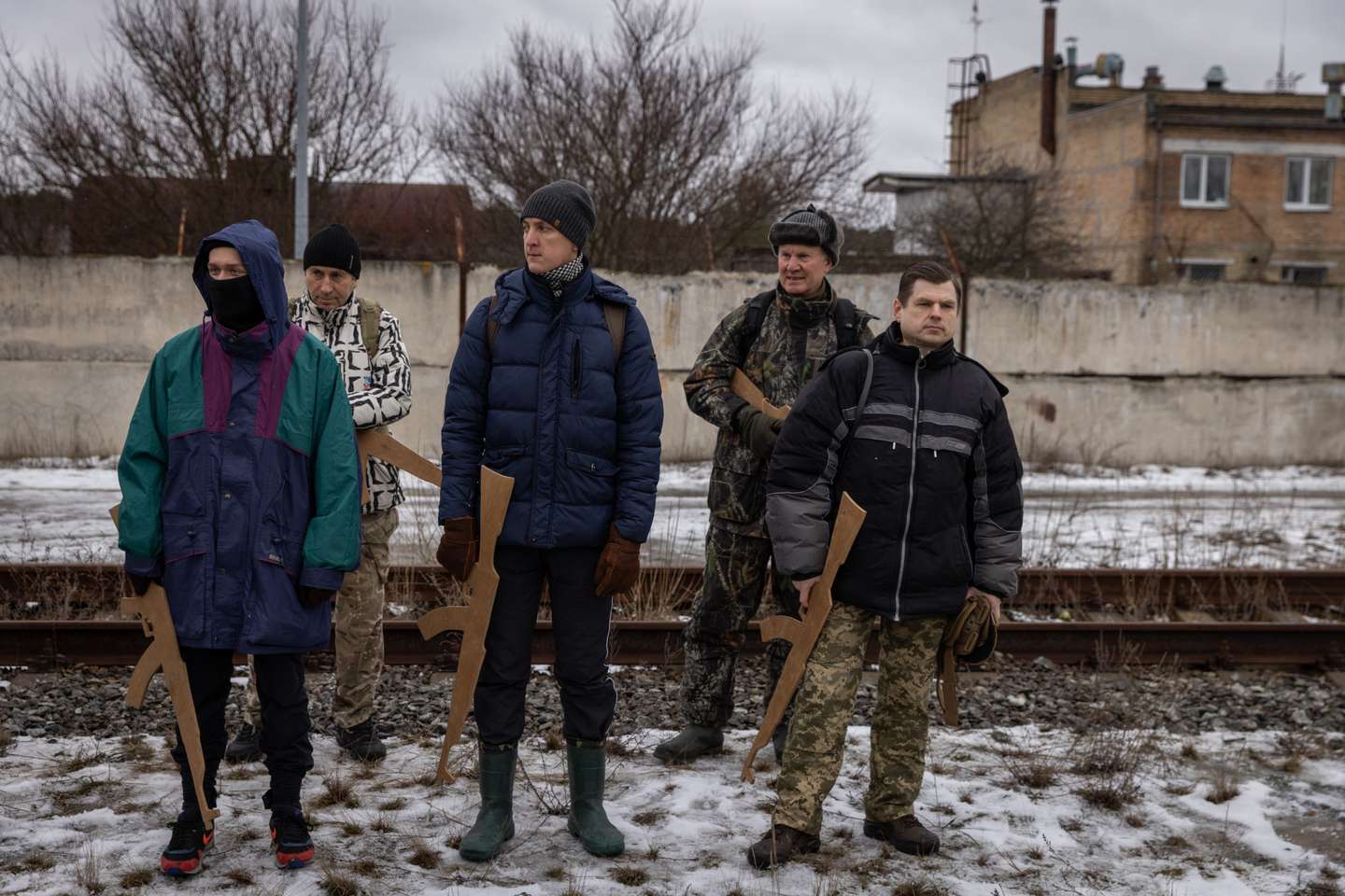Civis ucranianos realizam treinos militares voluntários nos arredores de Kiev, na preparação de um corpo paramilitar que irá apoiar o exército ucraniano em caso de invasão por parte da Rússia