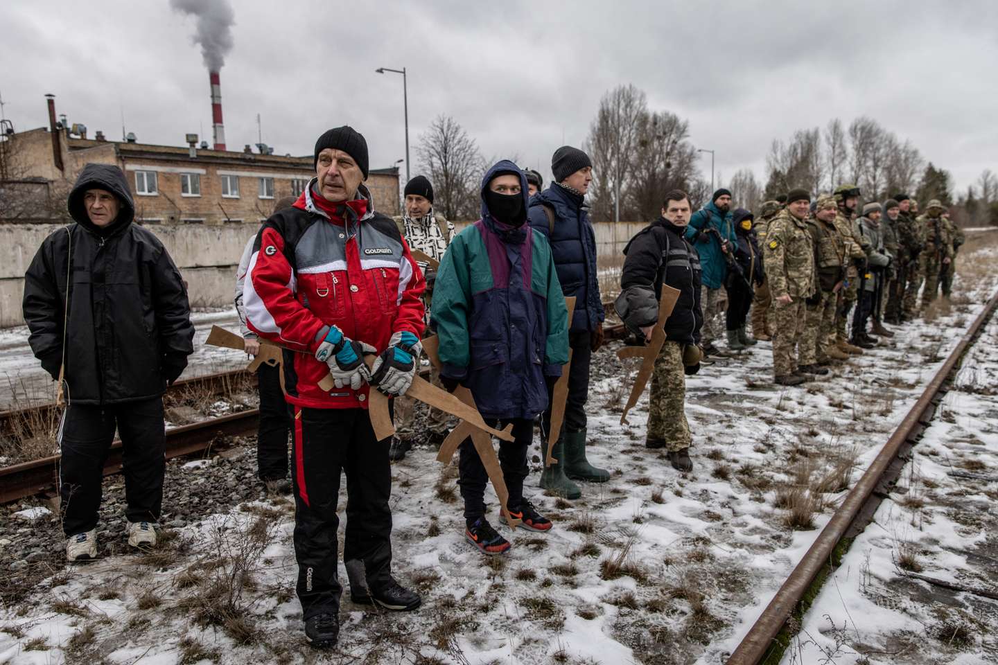 Civis ucranianos realizam treinos militares voluntários nos arredores de Kiev, na preparação de um corpo paramilitar que irá apoiar o exército ucraniano em caso de invasão por parte da Rússia