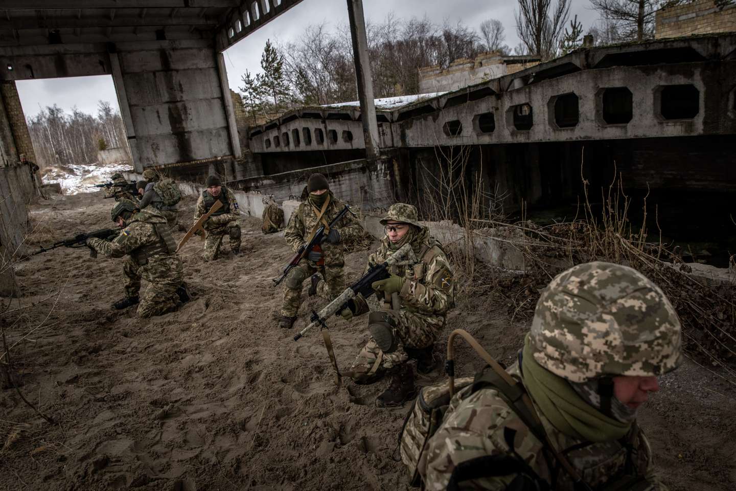 Civis ucranianos realizam treinos militares voluntários nos arredores de Kiev, na preparação de um corpo paramilitar que irá apoiar o exército ucraniano em caso de invasão por parte da Rússia