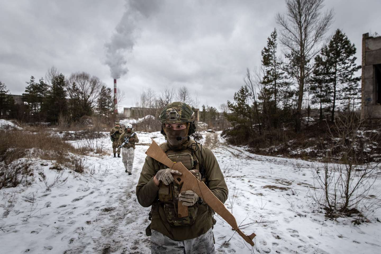 Civis ucranianos realizam treinos militares voluntários nos arredores de Kiev, na preparação de um corpo paramilitar que irá apoiar o exército ucraniano em caso de invasão por parte da Rússia