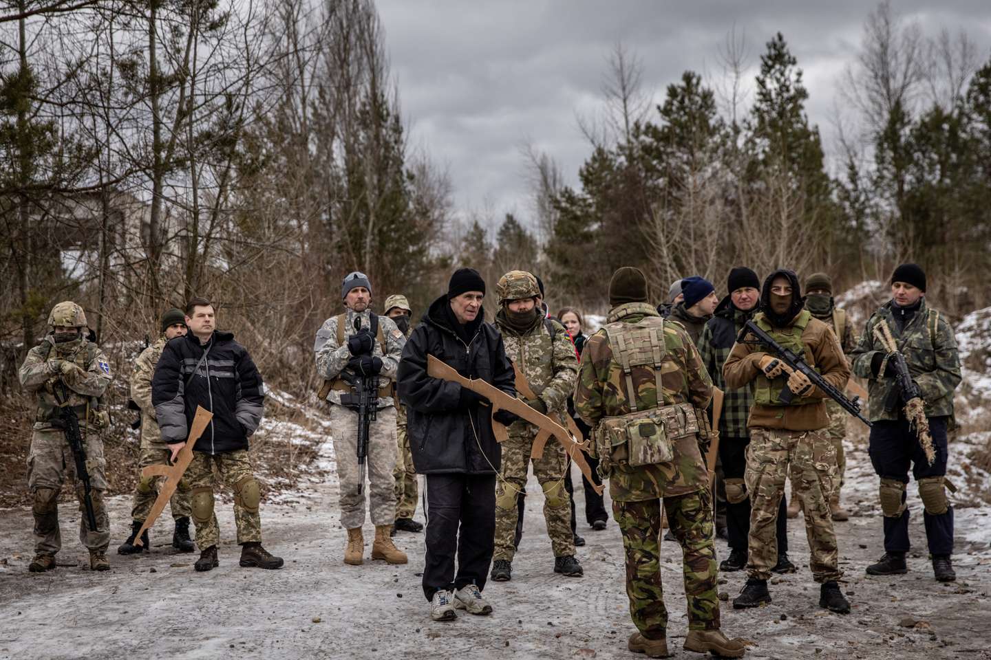 Civis ucranianos realizam treinos militares voluntários nos arredores de Kiev, na preparação de um corpo paramilitar que irá apoiar o exército ucraniano em caso de invasão por parte da Rússia