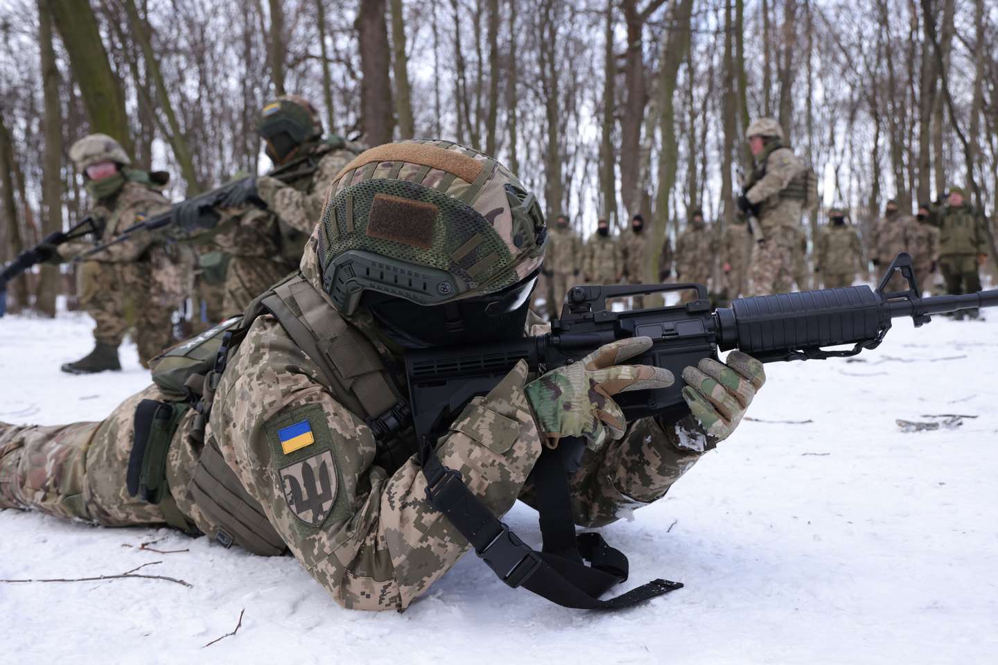 Civis ucranianos realizam treinos militares voluntários nos arredores de Kiev, na preparação de um corpo paramilitar que irá apoiar o exército ucraniano em caso de invasão por parte da Rússia