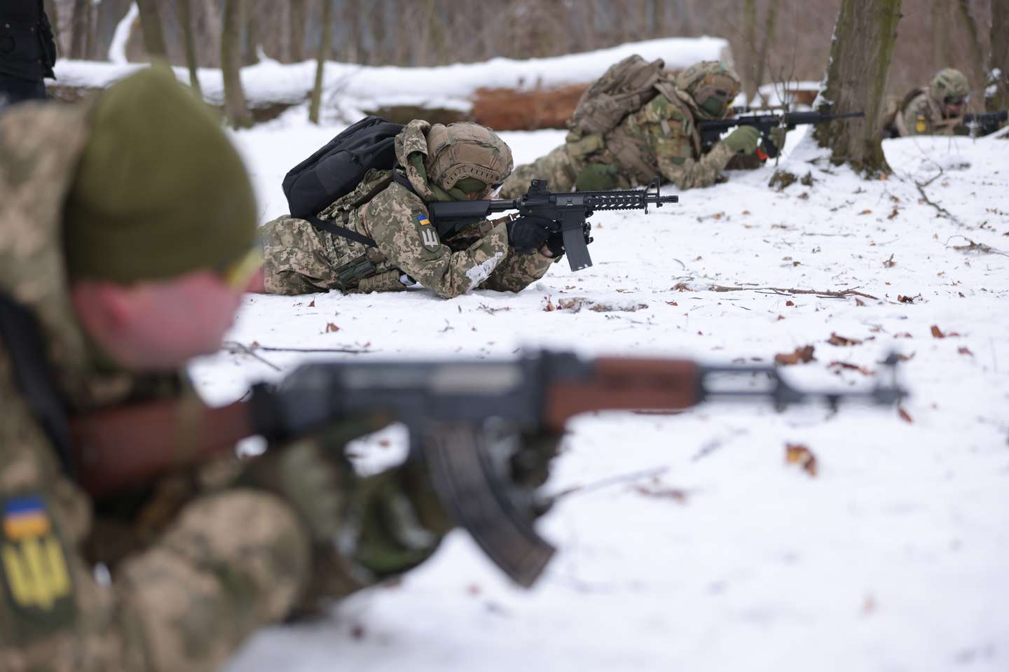 Civis ucranianos realizam treinos militares voluntários nos arredores de Kiev, na preparação de um corpo paramilitar que irá apoiar o exército ucraniano em caso de invasão por parte da Rússia
