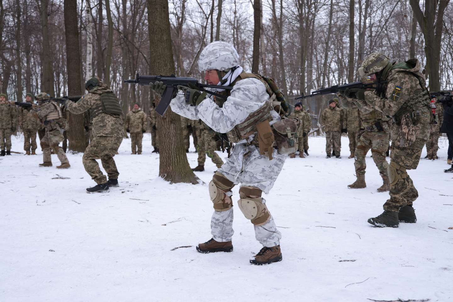 Civis ucranianos realizam treinos militares voluntários nos arredores de Kiev, na preparação de um corpo paramilitar que irá apoiar o exército ucraniano em caso de invasão por parte da Rússia