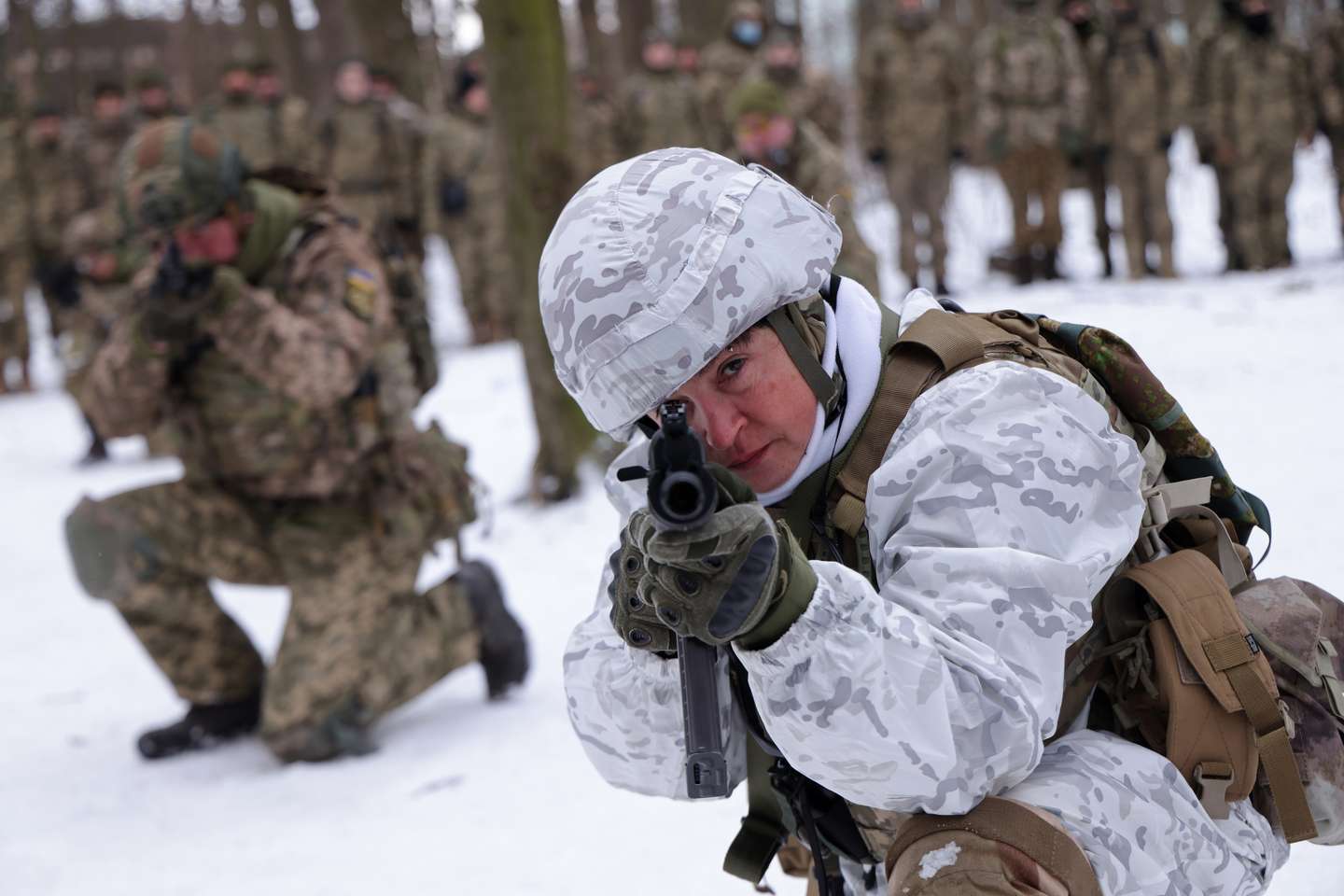 Civis ucranianos realizam treinos militares voluntários nos arredores de Kiev, na preparação de um corpo paramilitar que irá apoiar o exército ucraniano em caso de invasão por parte da Rússia