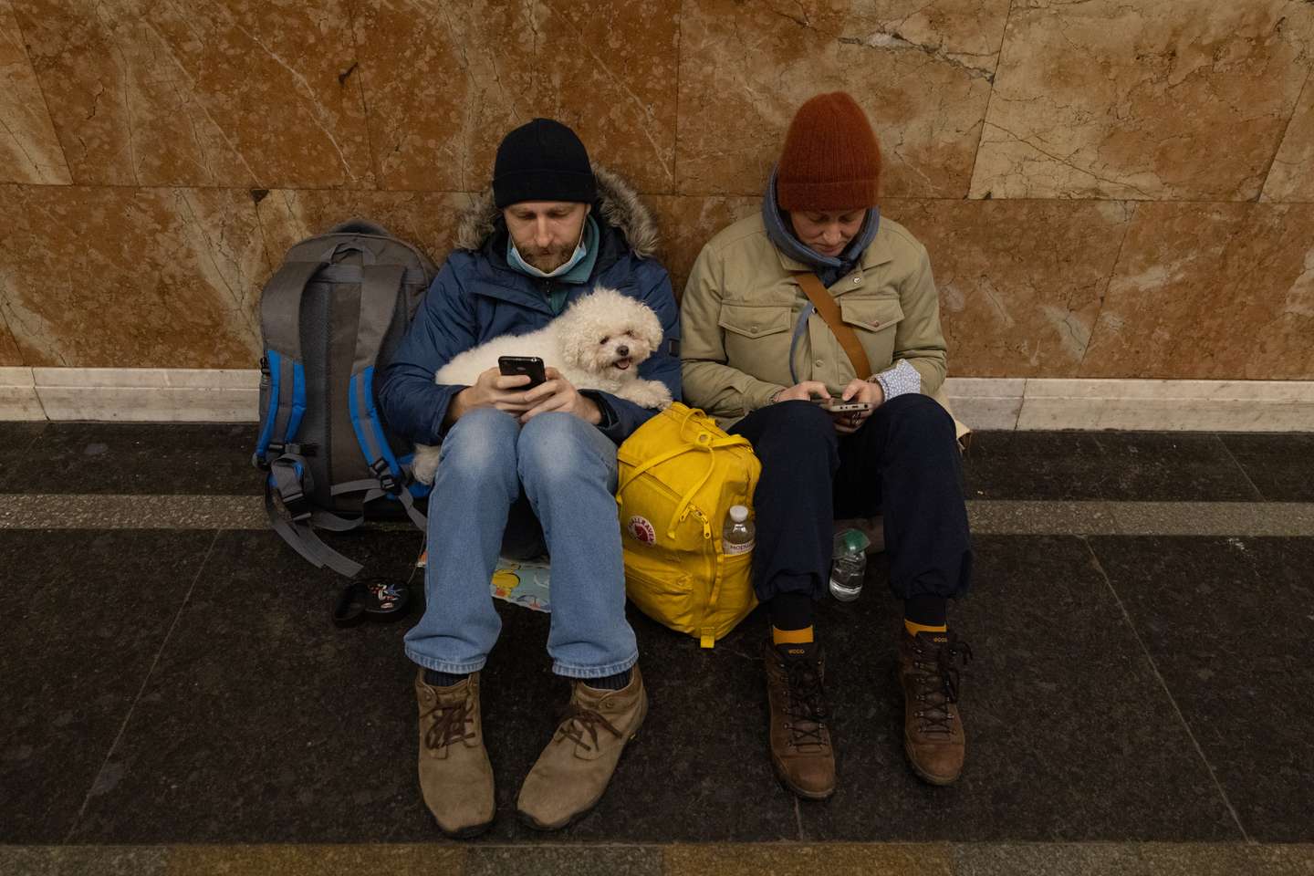 Habitantes da Ucrânia refugiam-se dos bombardeamentos russos nas estações de metro de Kiev