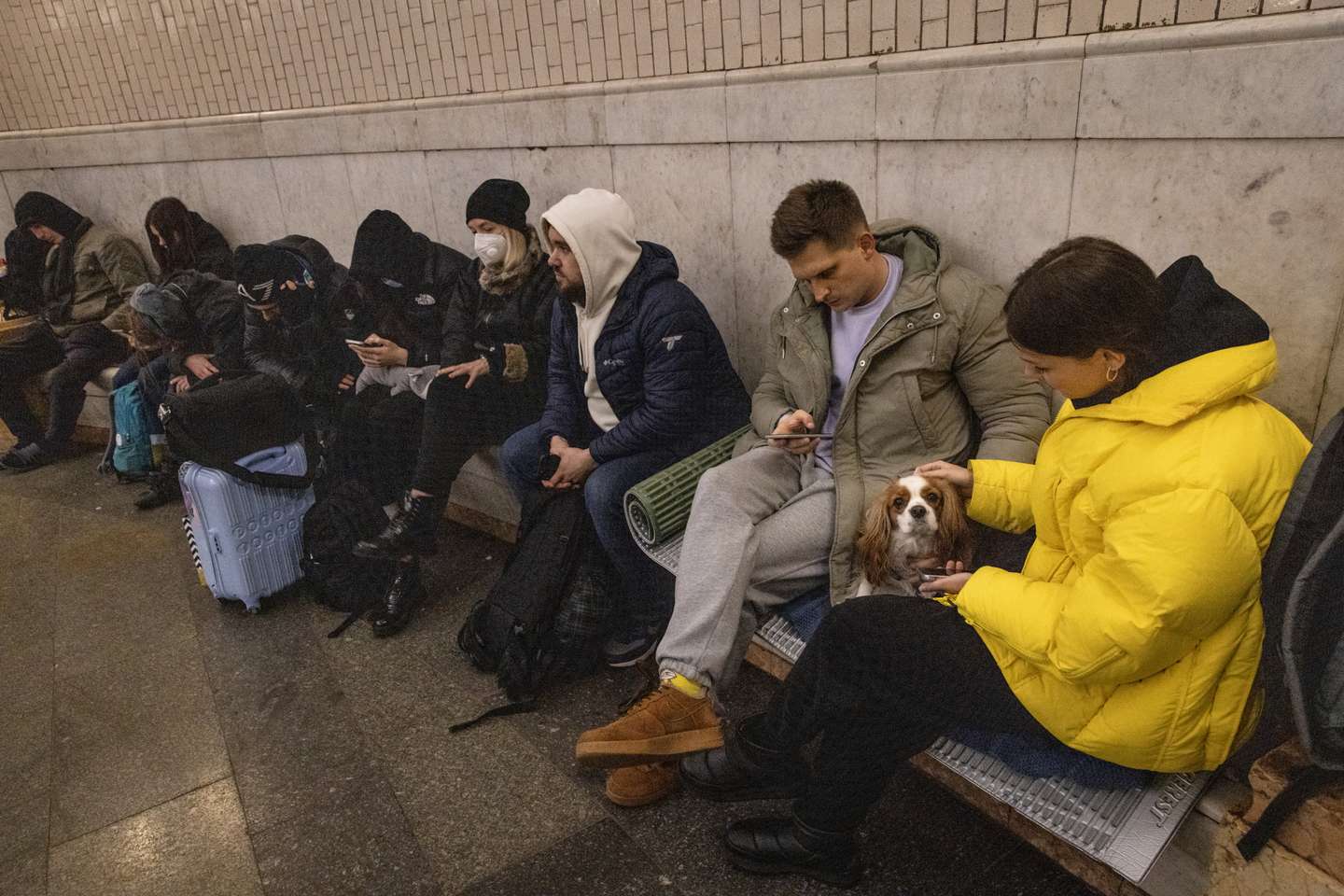 Habitantes da Ucrânia refugiam-se dos bombardeamentos russos nas estações de metro de Kiev