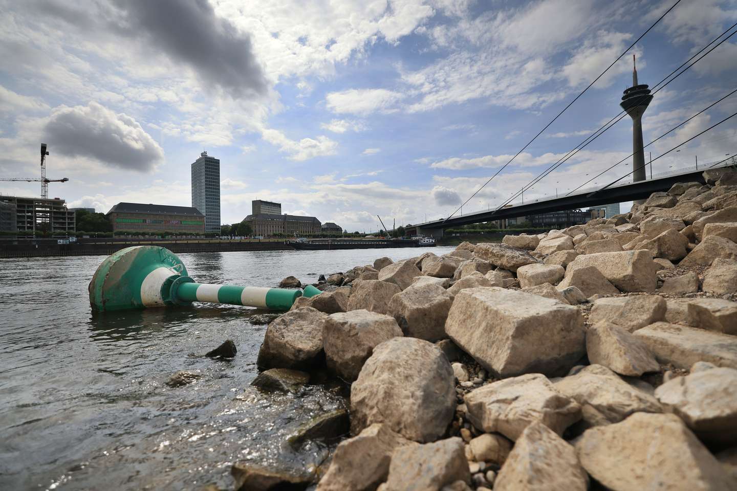 Drought on the Rhine in Düsseldorf