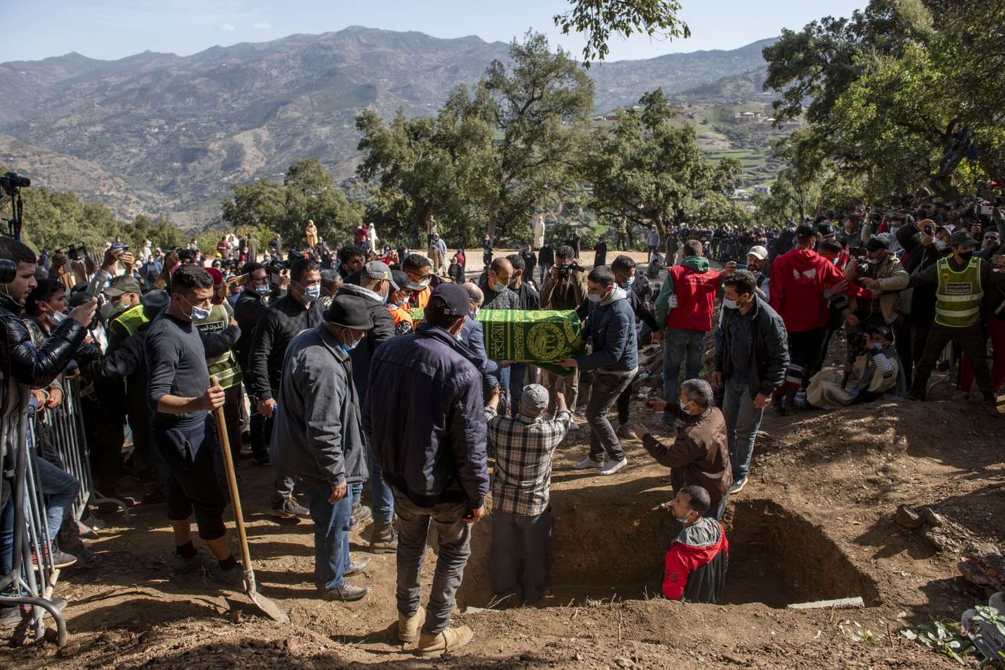 Realizou-se esta segunda-feira o funeral de Rayan, o rapaz de cinco anos que morreu este sábado depois de passar quatro dias preso num poço em Marrocos