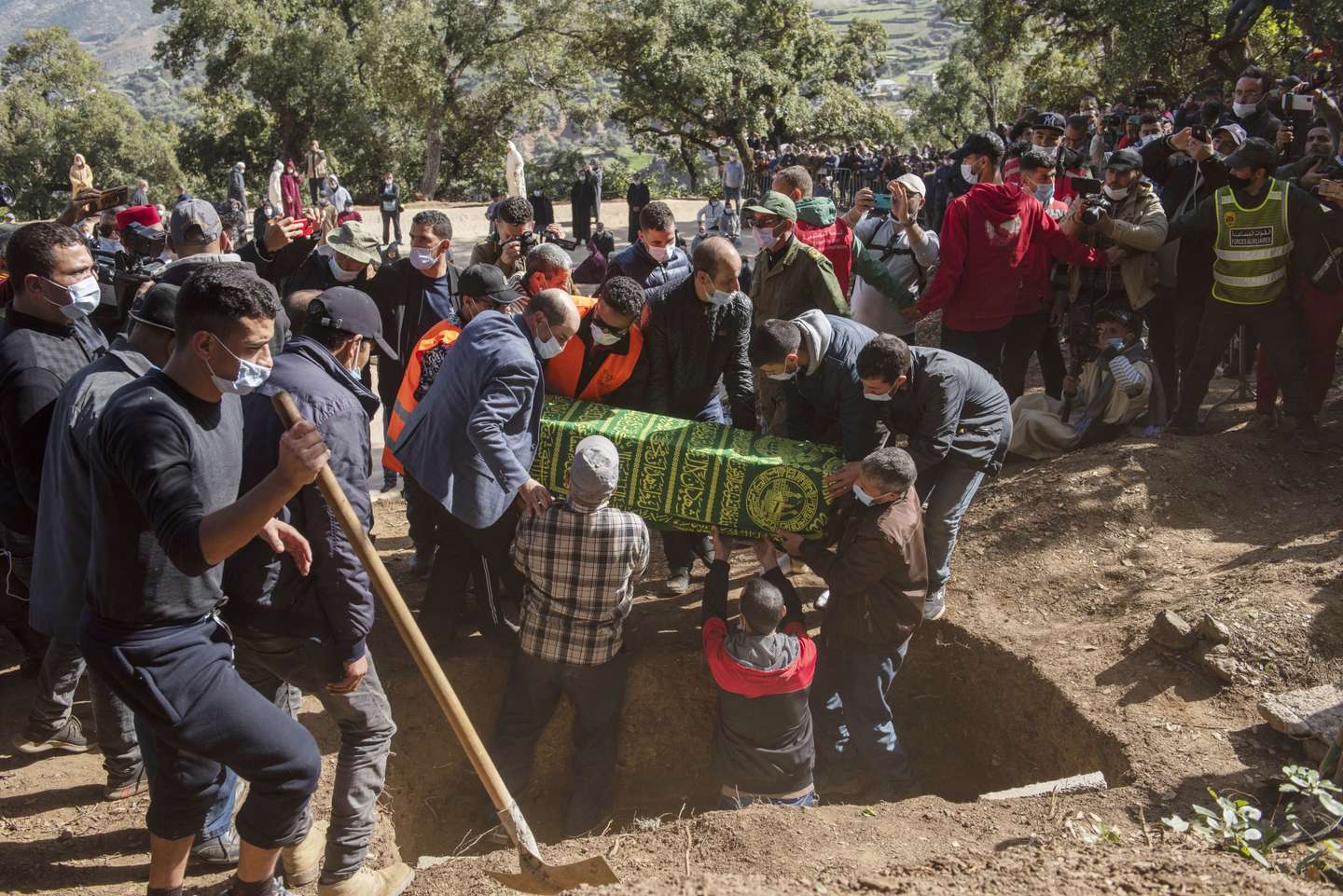 Realizou-se esta segunda-feira o funeral de Rayan, o rapaz de cinco anos que morreu este sábado depois de passar quatro dias preso num poço em Marrocos